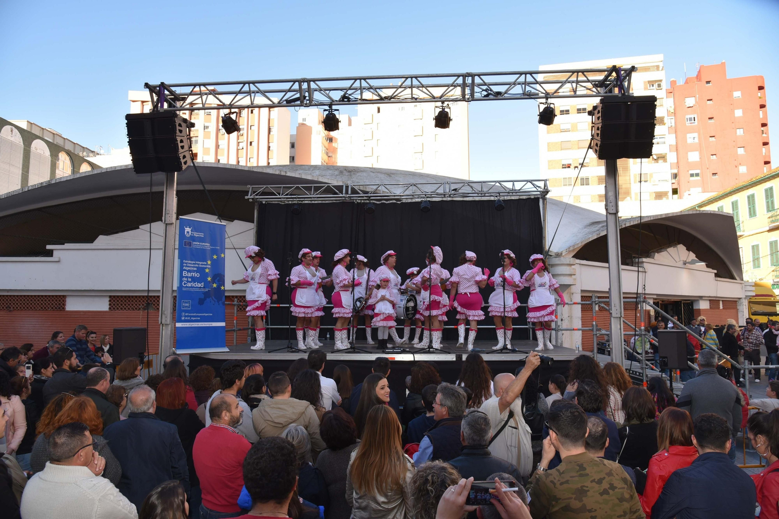 La chirigota 'Son frescas de la bahía', ayer en la plaza.