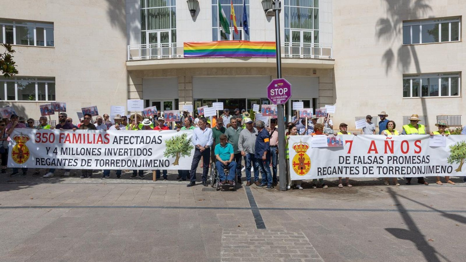 Decenas de agricultores reclaman la autorización de riego a la Comunidad de Regantes de Torredonjimeno. Decenas de agricultores reclaman la autorización de riego a la Comunidad de Regantes de Torredonjimeno.