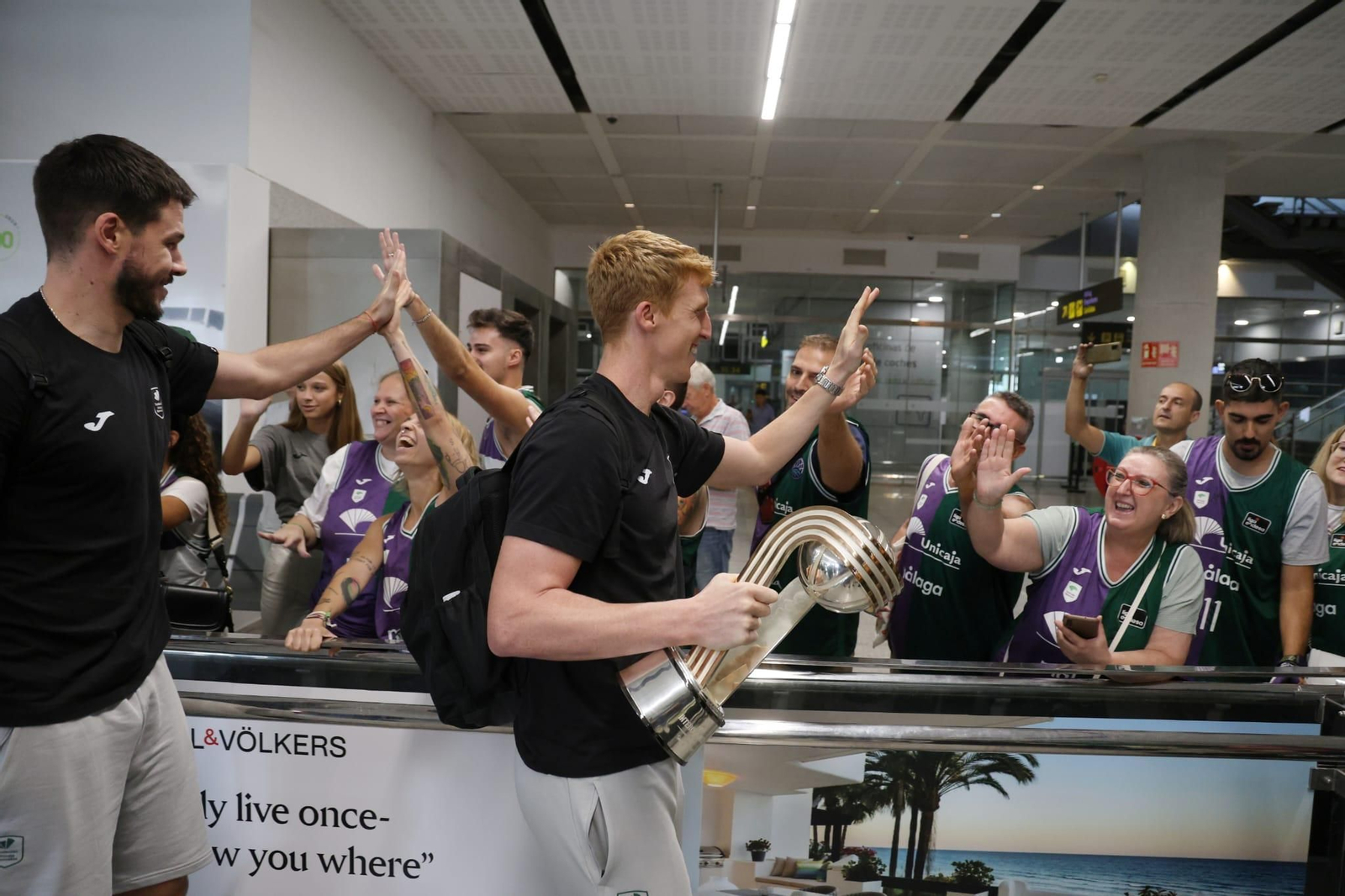 El Unicaja brinda la Intercontinental a un centenar de aficionados en el aeropuerto