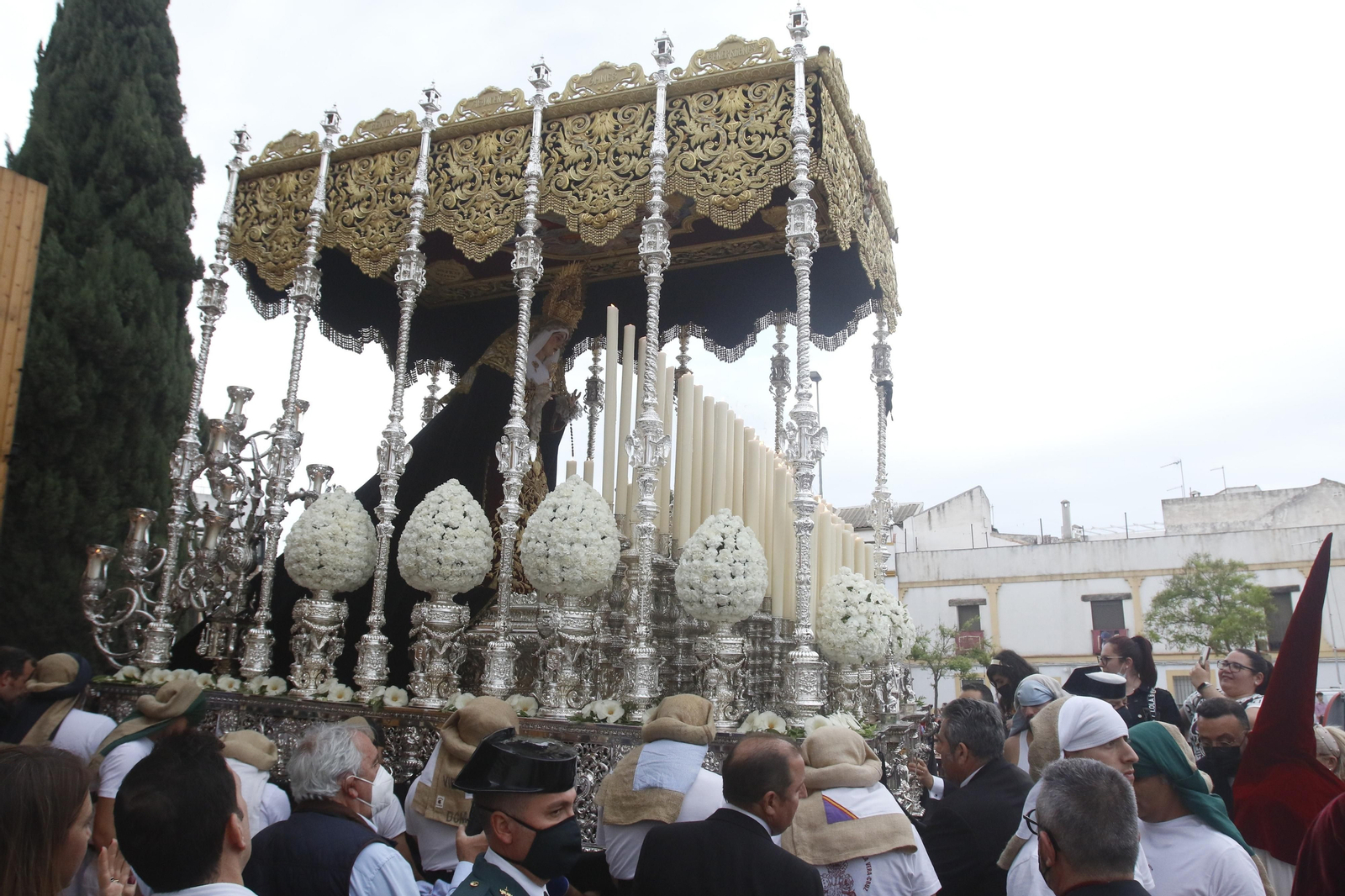 Lunes Santo en Córdoba: La procesión de la Vera-Cruz, en imágenes