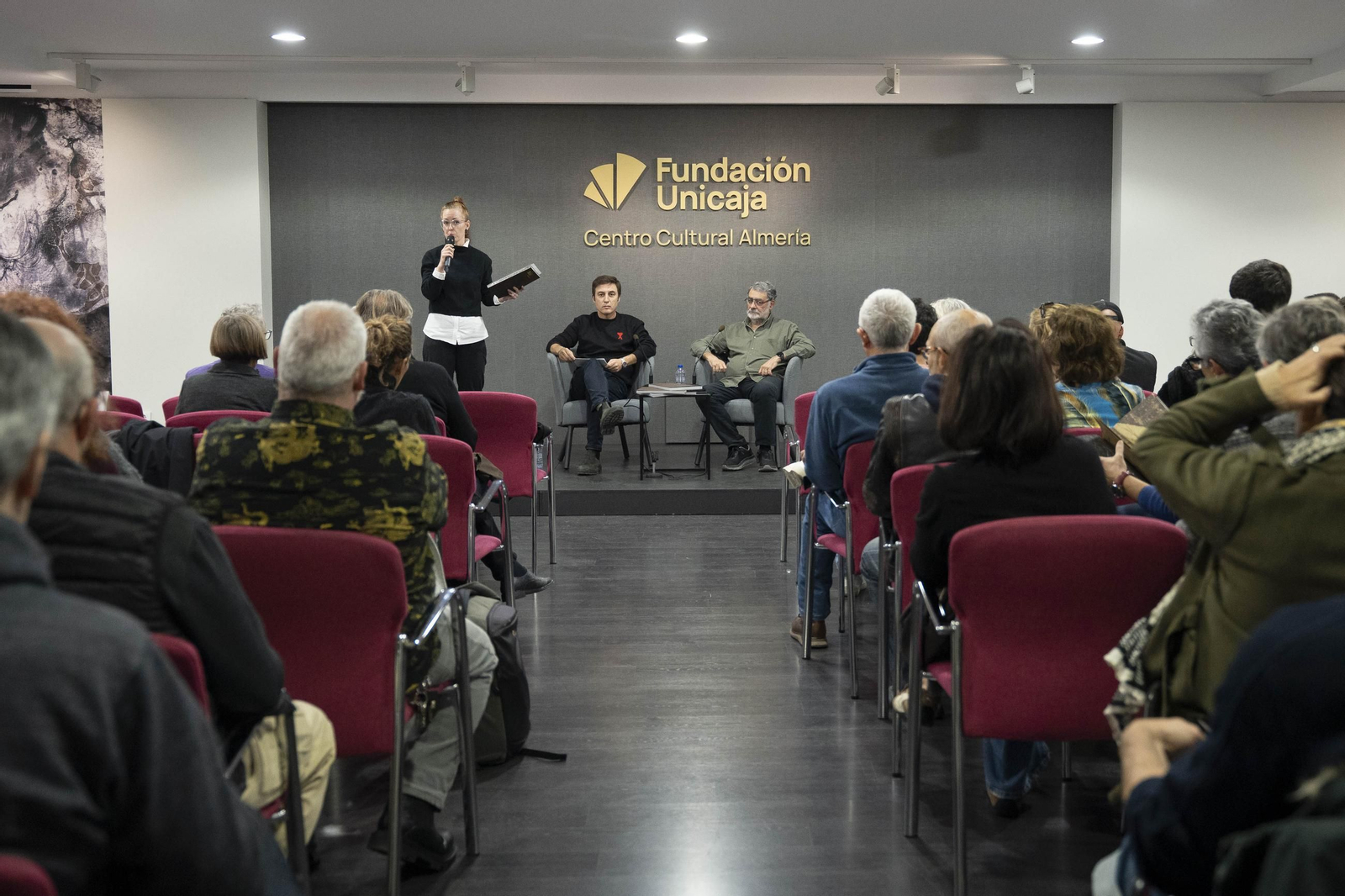 “Cuando las imágenes pierden su cuerpo”: Un diálogo entre Sema D’Acosta y Joan Fontcuberta sobre materia, memoria y la transformación posfotográfica