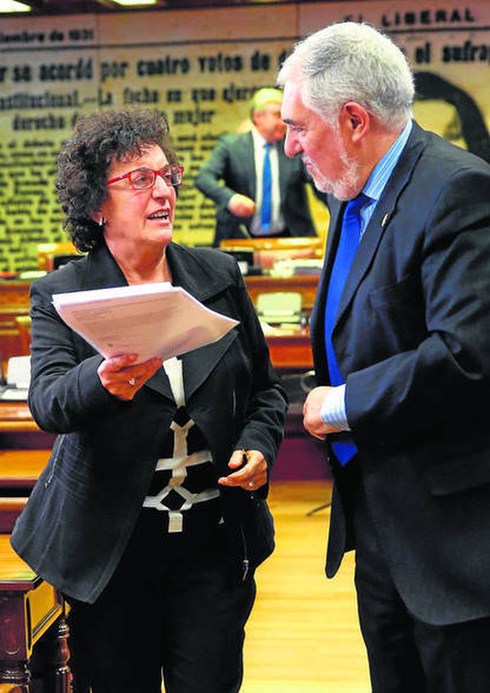 María Luisa Balaguer y Cándido Conde-Pumpido, durante la celebración de una comisión del Senado.