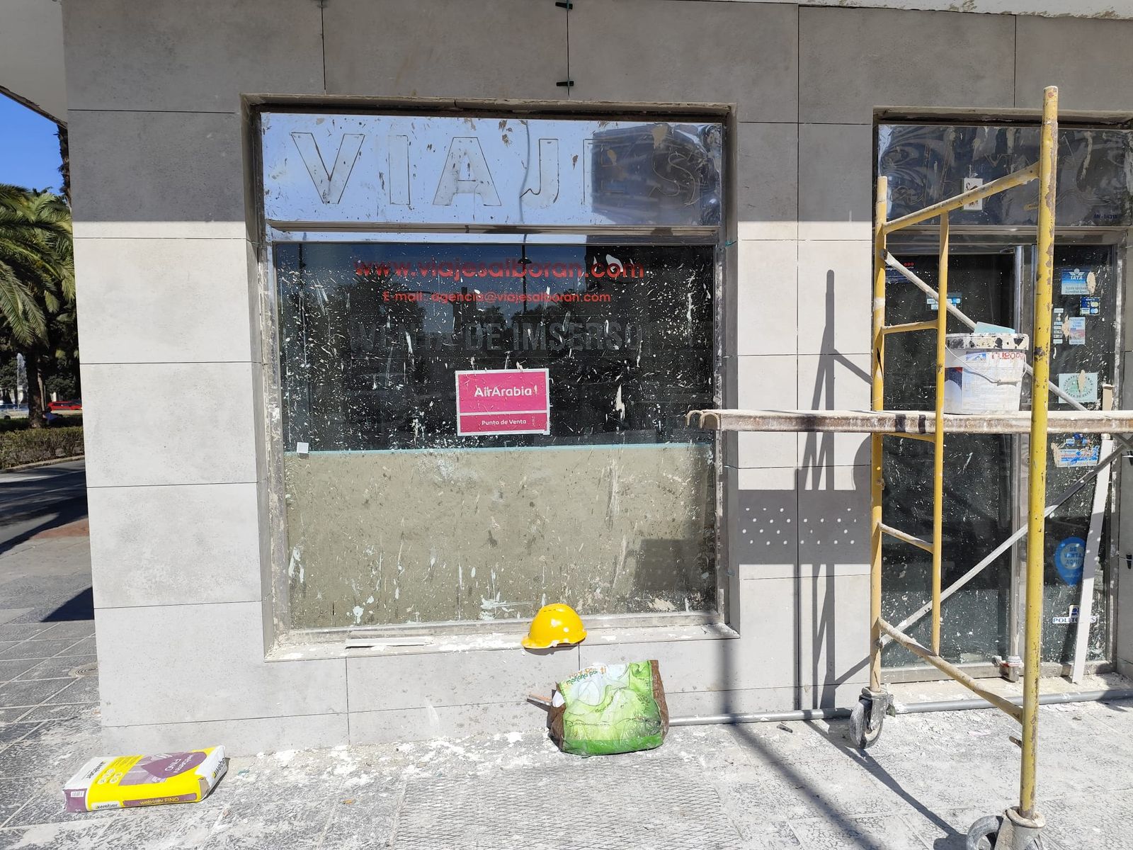 Así está ahora la fachada de Viajes Alborán.