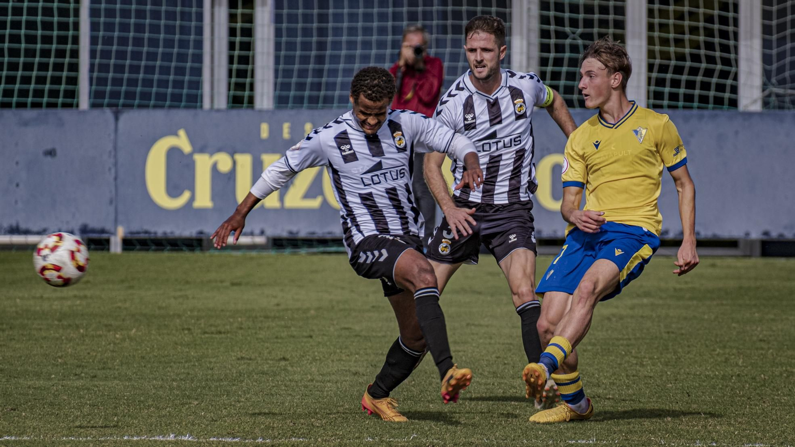 Las imágenes del partido entre Cádiz Mirandilla y La Balona.