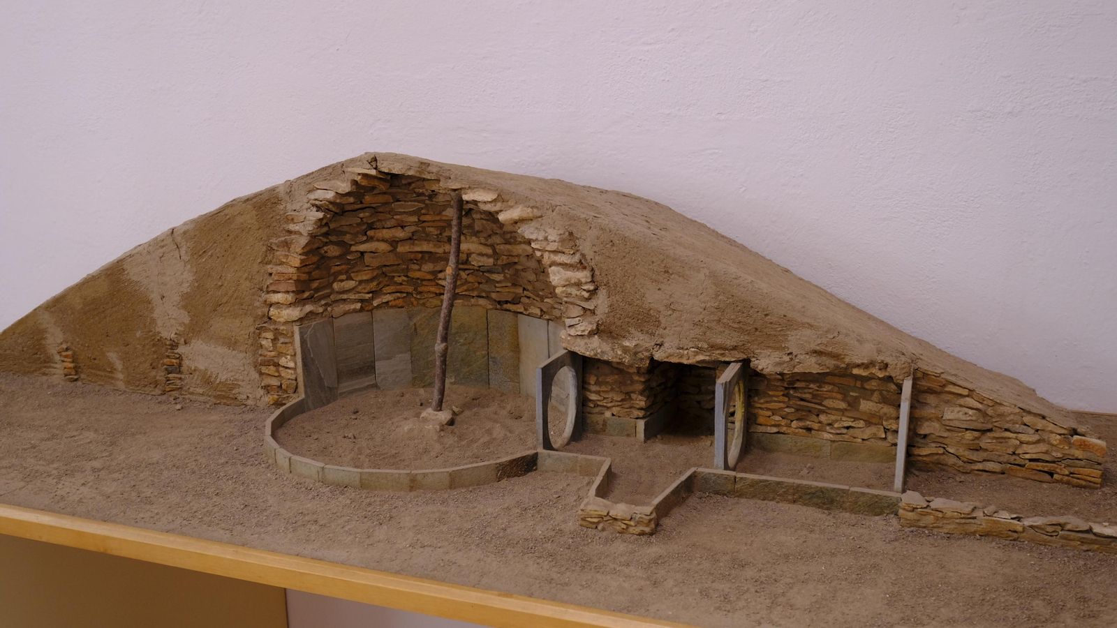 Maqueta de una sepultura de tipo tholos típica de Los Millares.