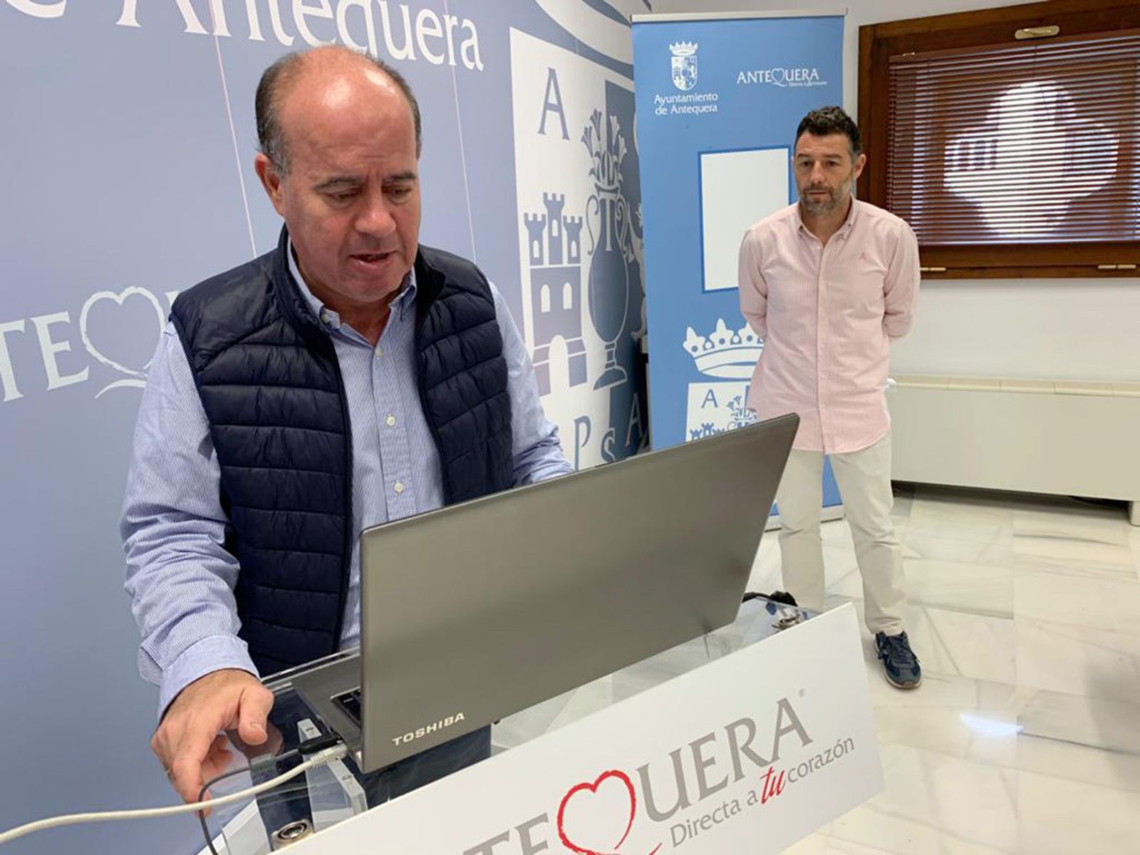 El alcalde de Antequera durante una rueda de prensa telemática.