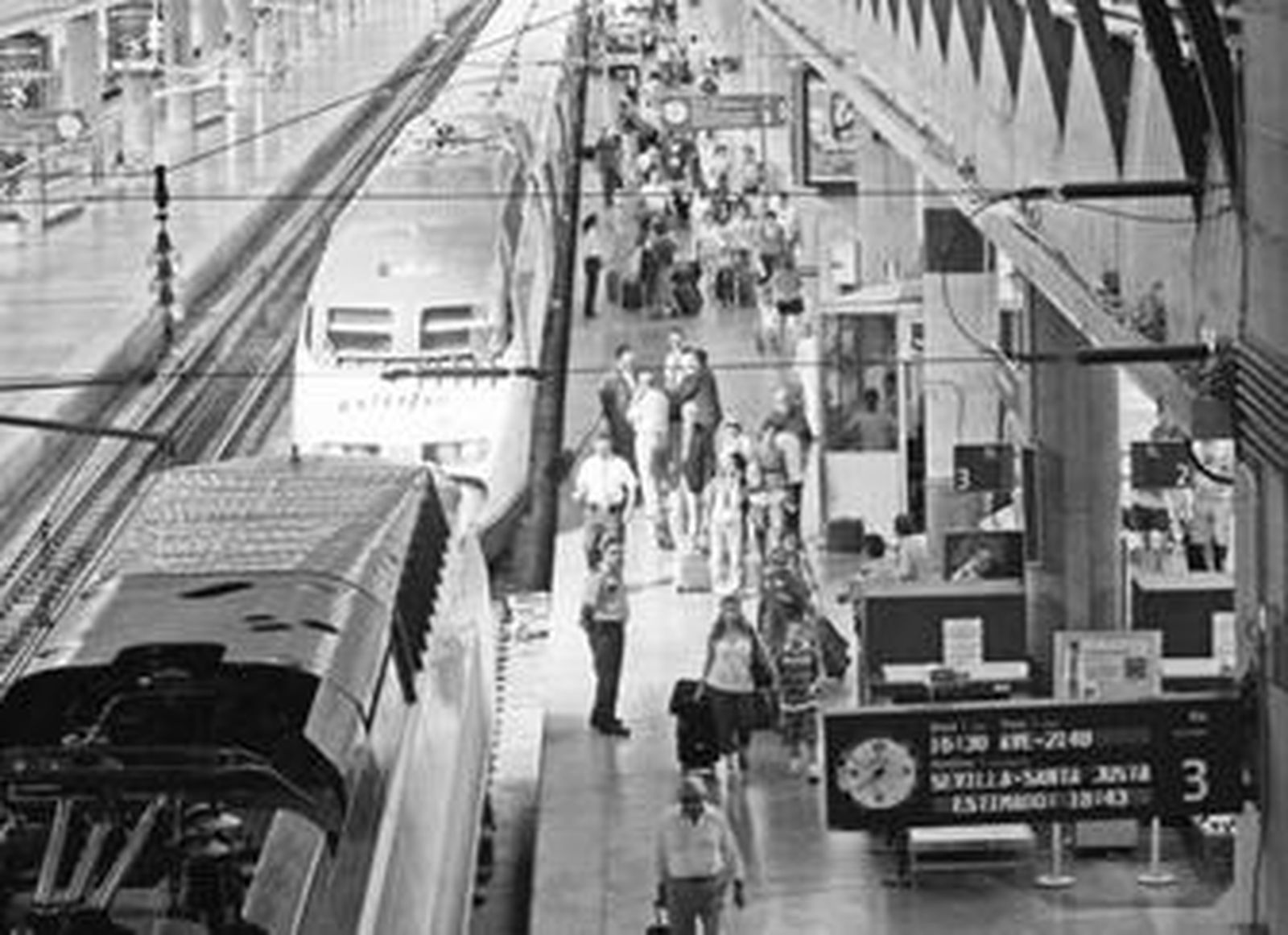 Llegada a Santa Justa del primer tren AVE que partió de Madrid tras restablecerse el servicio.
