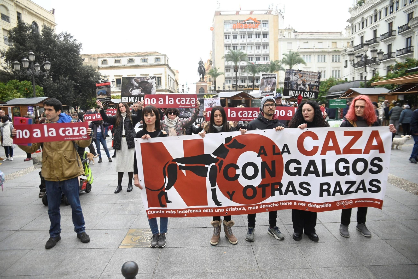 Decenas de personas exigen en Córdoba la protección de los perros utilizados para cazar