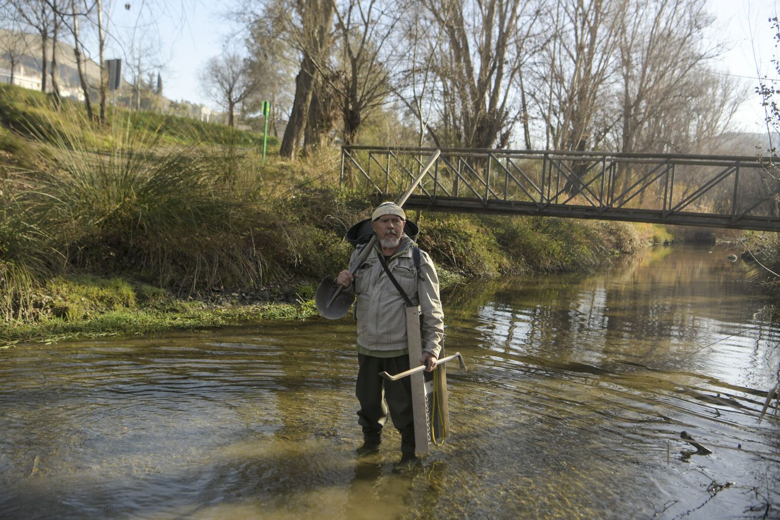 Así es el trabajo de Fernando Díaz, el buscador del 'oro olvidado' del río Genil