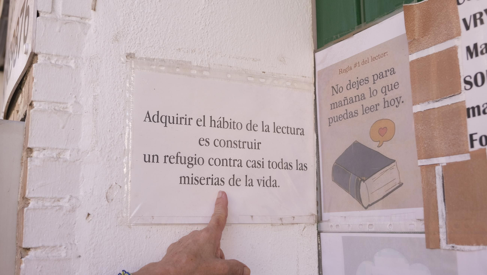 Las imágenes de la asociación que regala libros y ropa a las personas sin hogar en El Zapillo