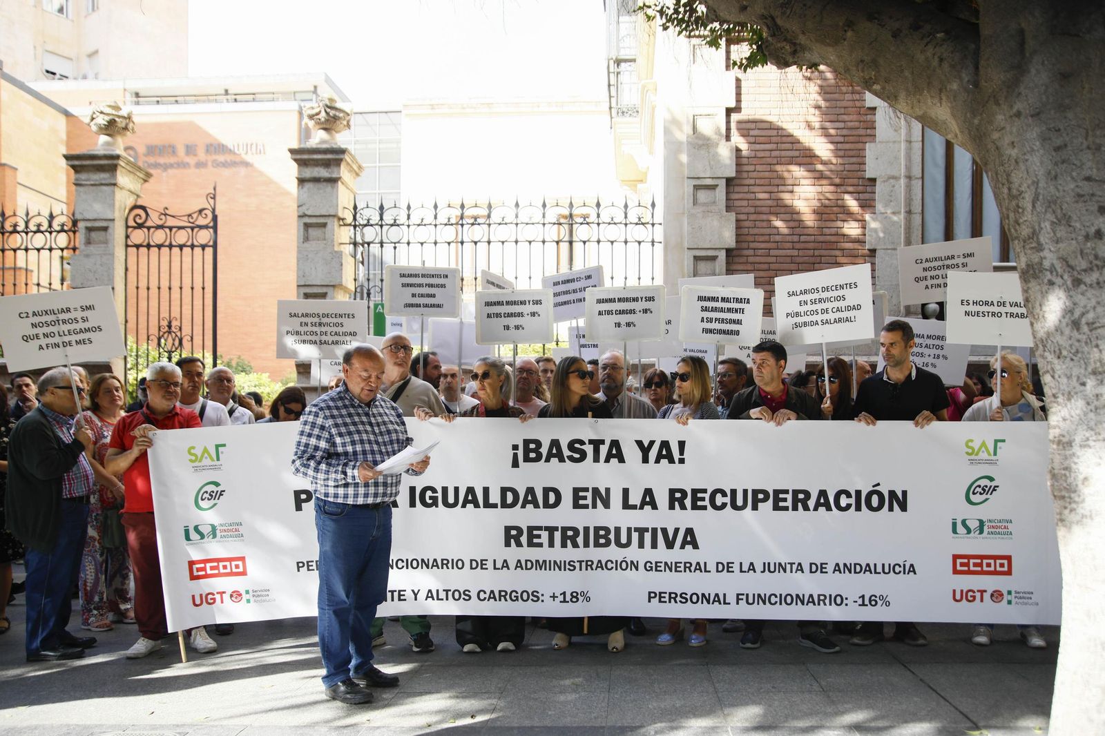Las imágenes de la concentra para reclamar mejoras laborales para el personal funcionario de la Junta de Andalucía en Almería