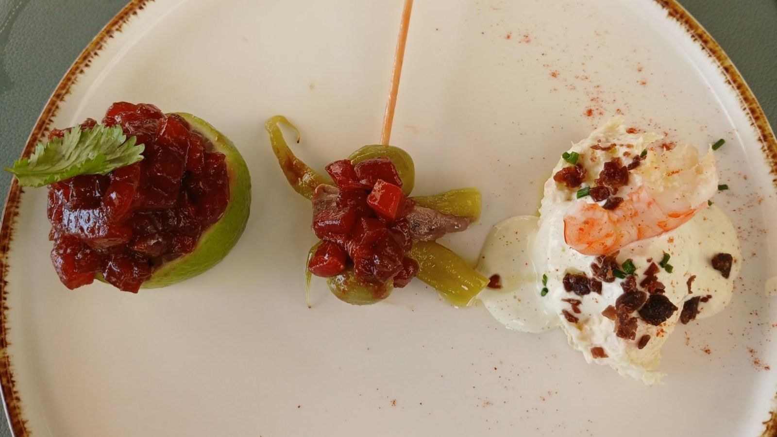 Aperitivos de Zokarrá, Zahara: tartar, gilda y ensaladilla de atún Aperitivos de Zokarrá, Zahara: tartar, gilda y ensaladilla de atún
