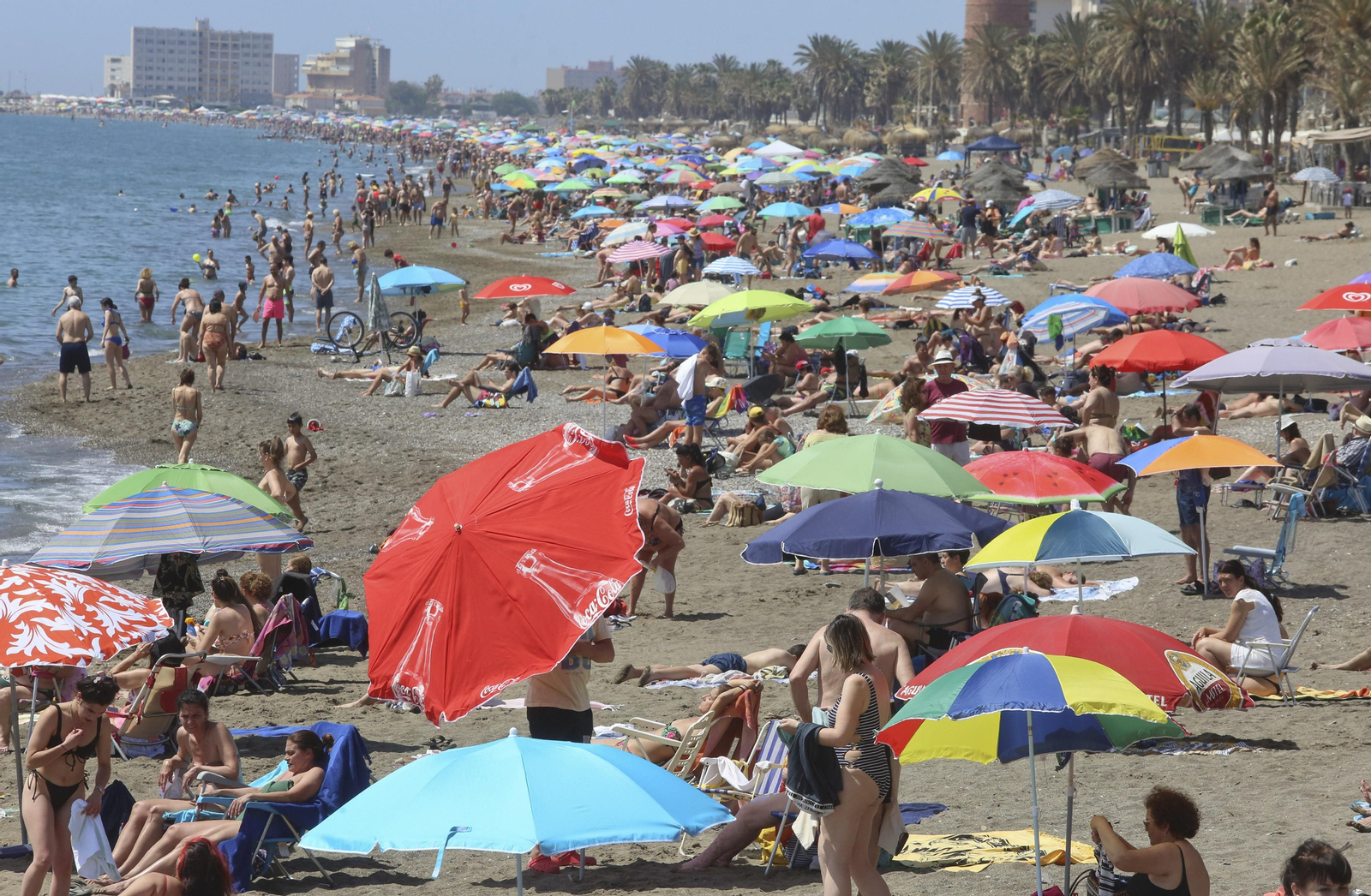 Un domingo de playa en Málaga, en fotos.