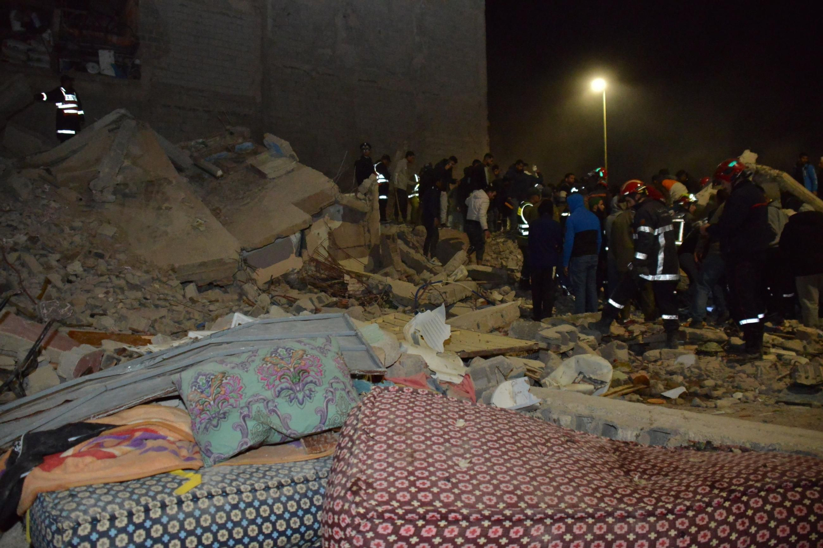 Equipos de rescate y residentes peinan los escombros de los edificios derrumbados en Fez.