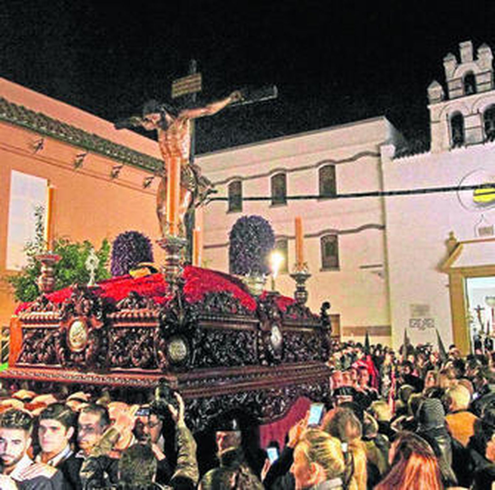 Imagen del paso de Jesús crucificado ante el fervor de los algecireños.