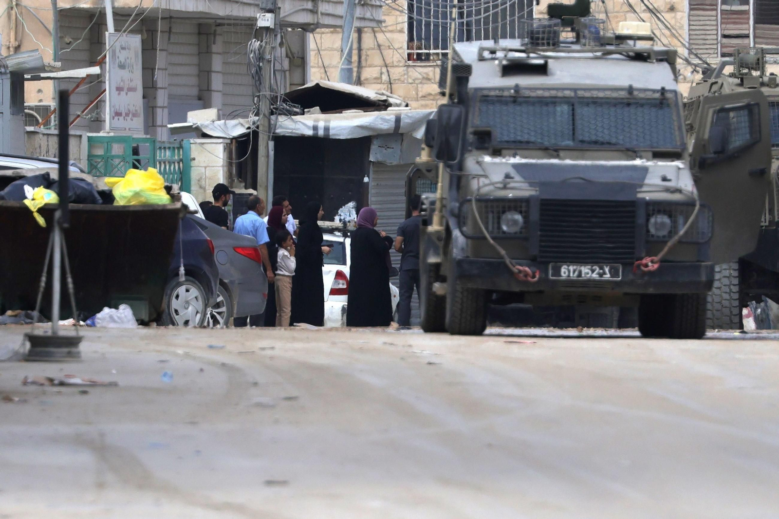 Varios palestinos abandonan un hospital durante la operación militar israelí en Yenín.