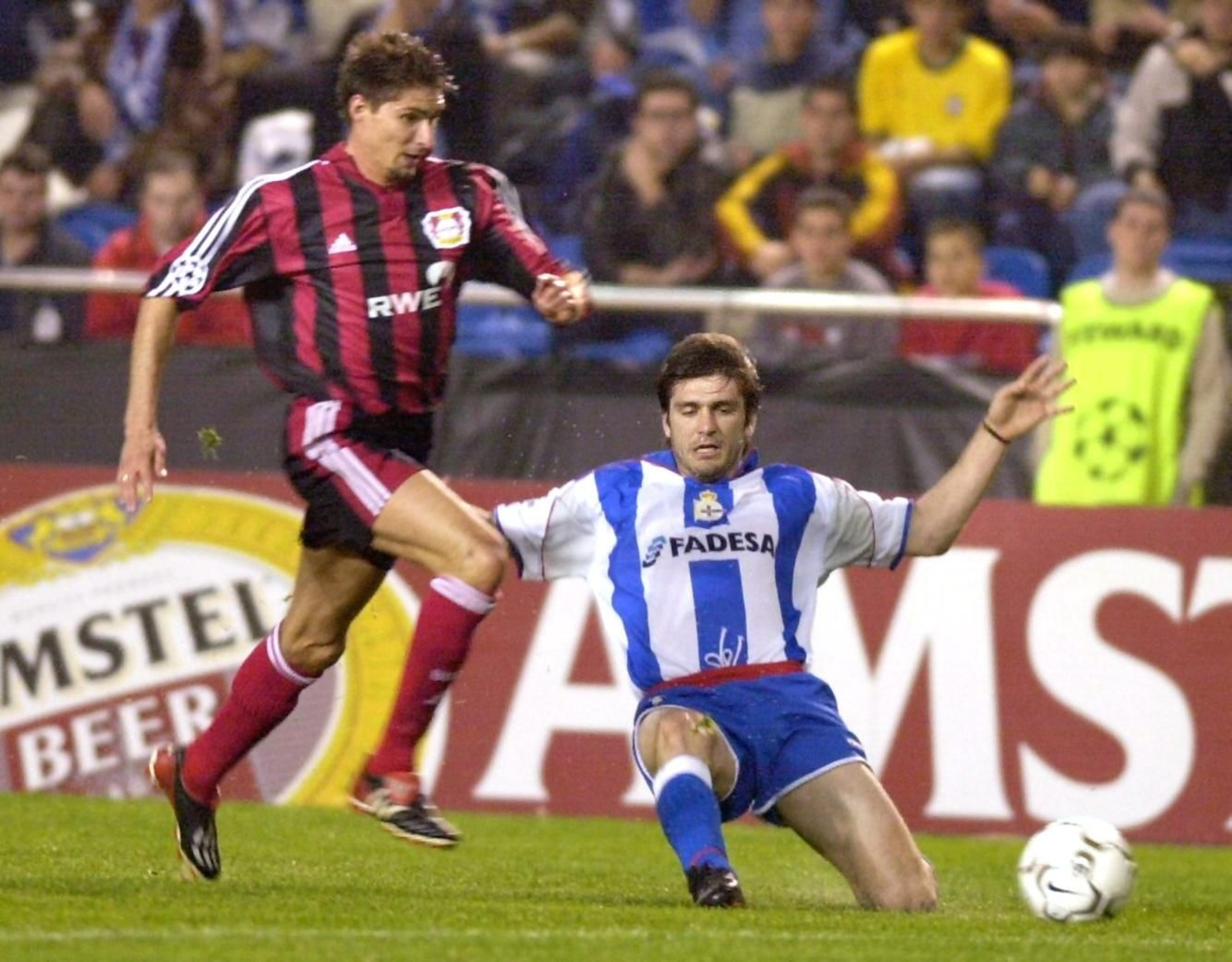 Héctor Berenguel disputa el balón con Thomas Brdaric, delantero croata del Bayer Leverkusen.