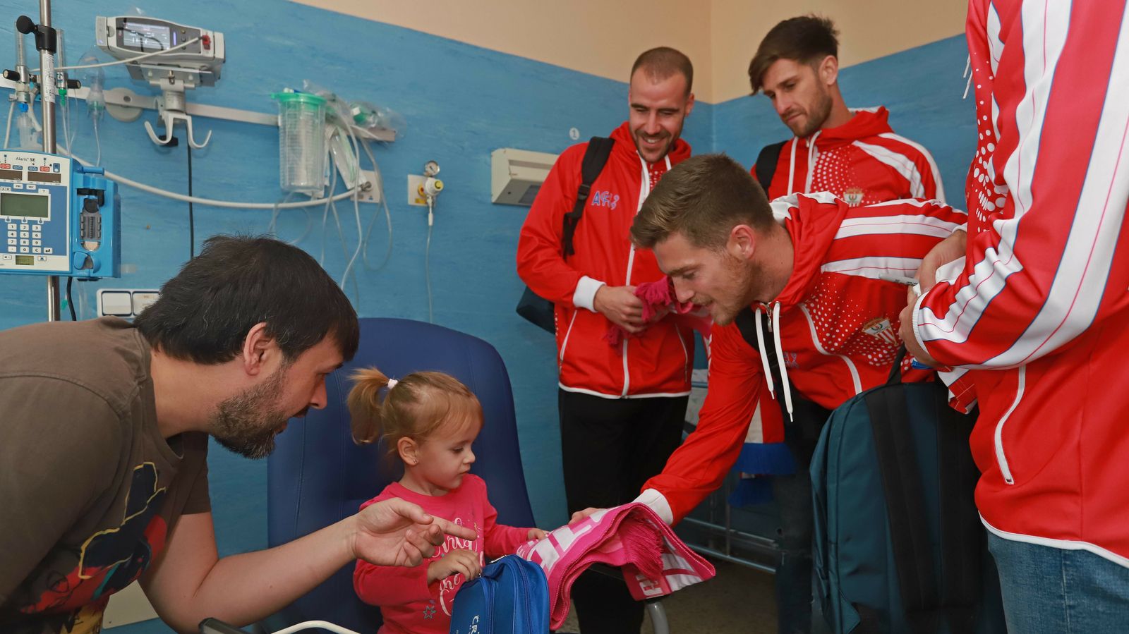 Visita de los jugadores del Algeciras CF al hospital Punta Europa