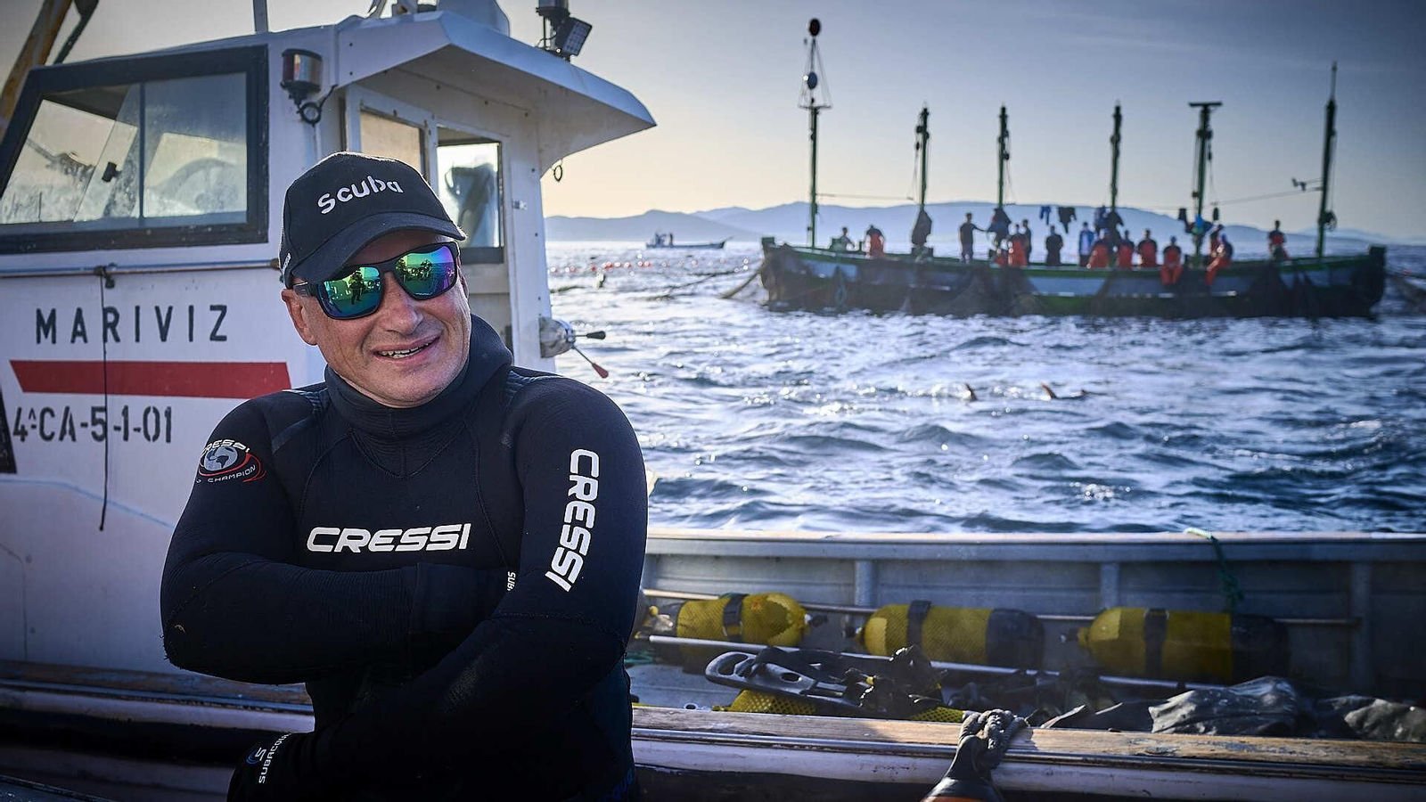 Uno de los buzos en la zona de la Testa, antes de zambullirse en el agua.