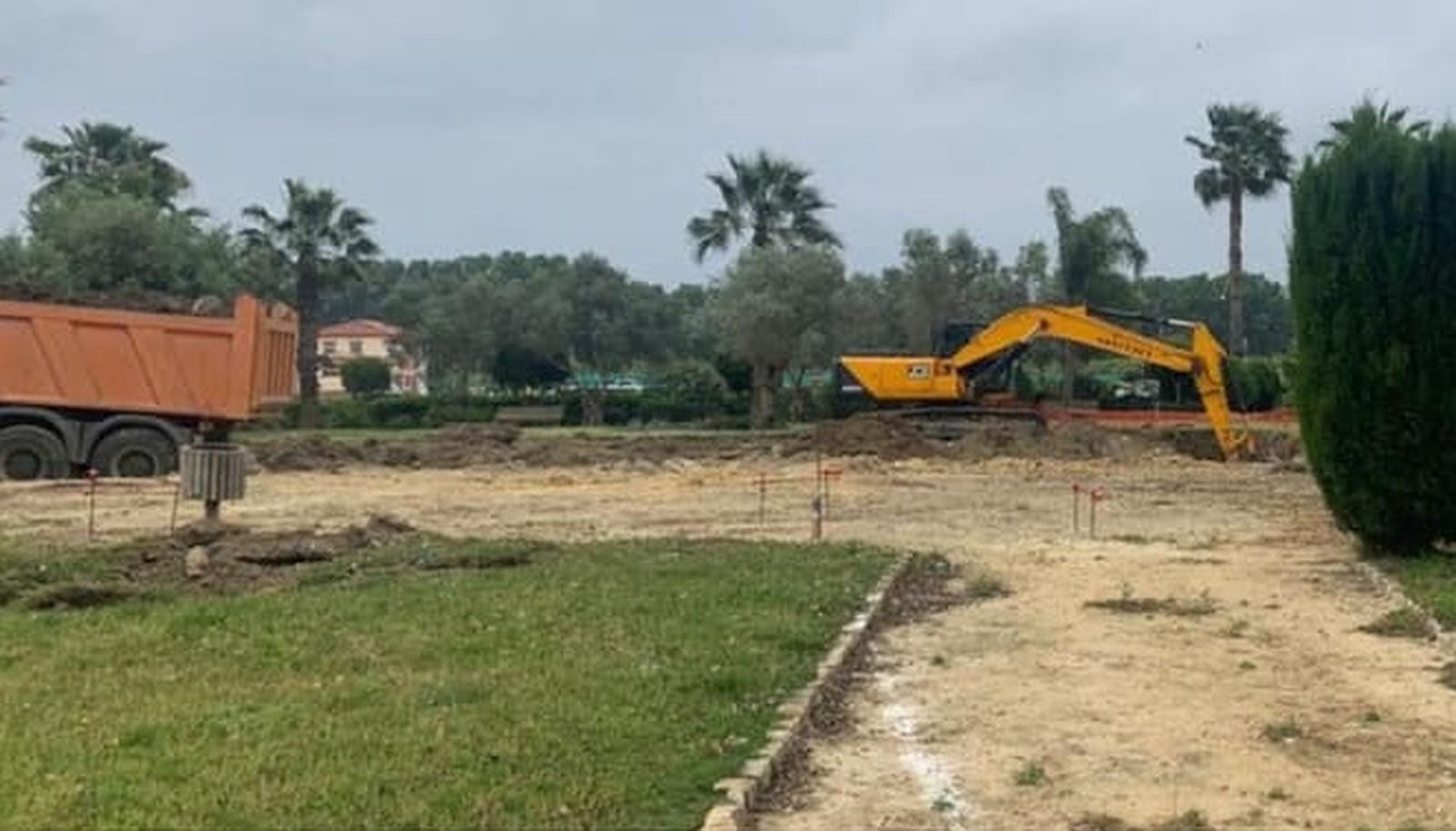 Trabajos en el parque Eduardo Barranco de Tesorillo.
