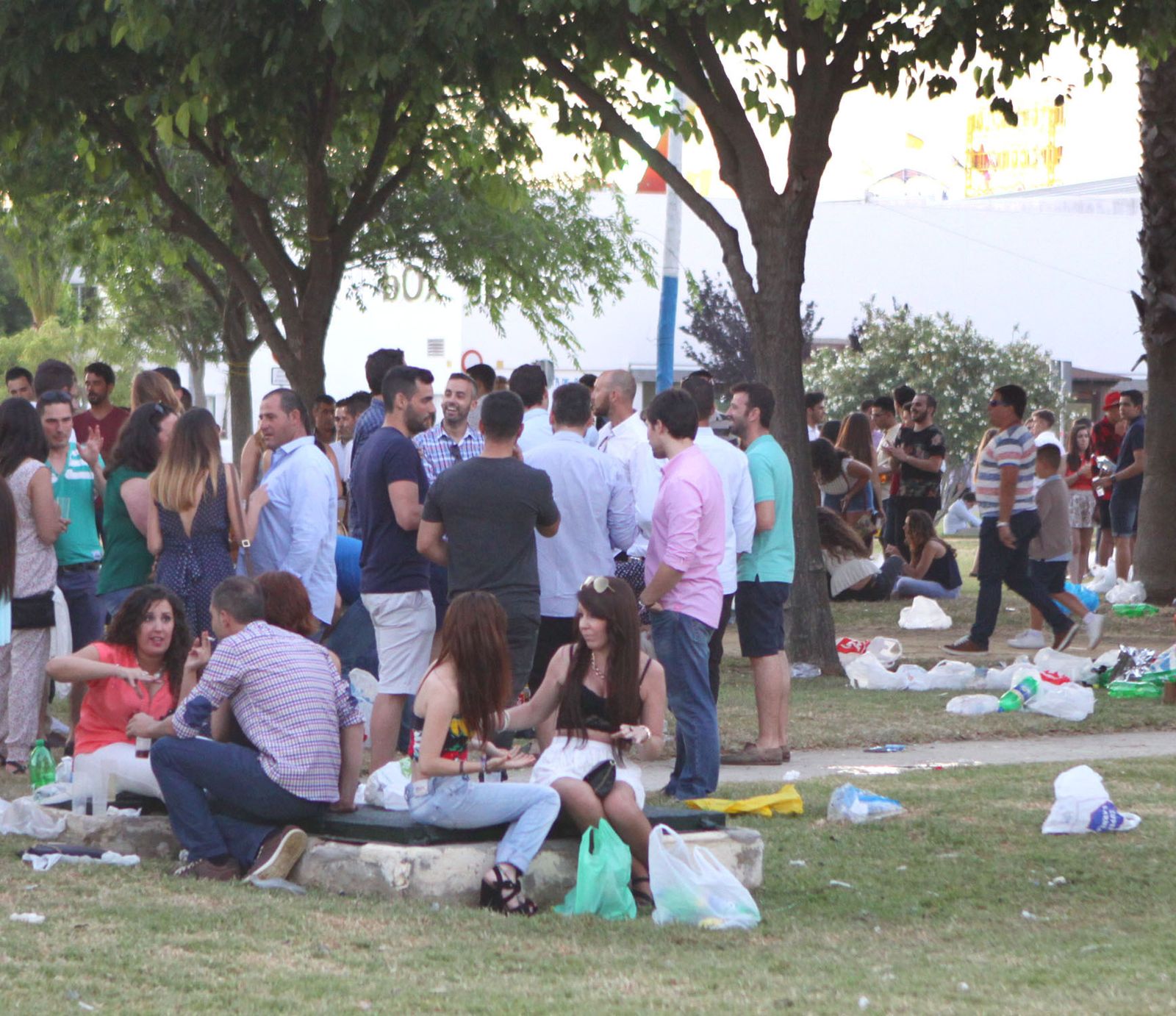 Botellón a la entrada de recinto ferial, en una imagen de archivo.
