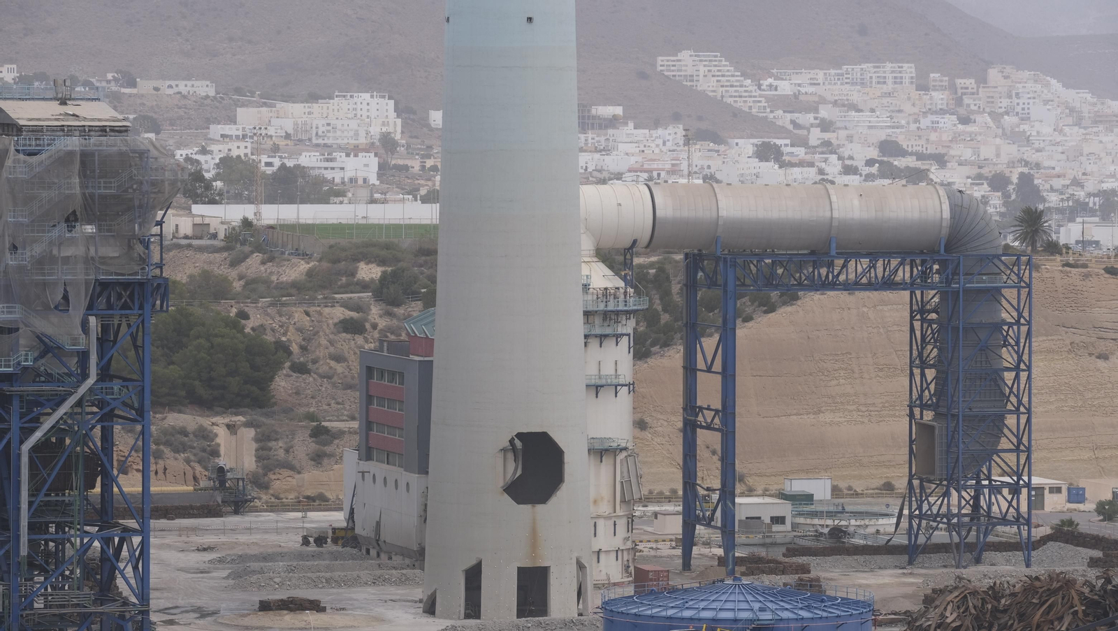 El derribo de la Torre Litoral de Endesa en Carboneras, en imágenes