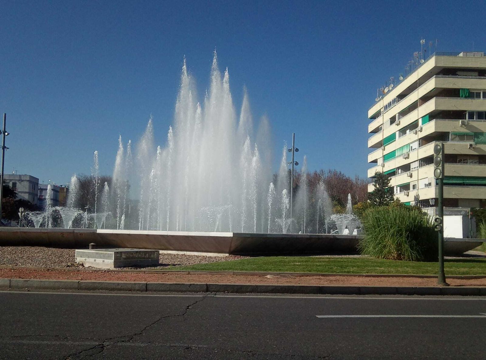 La fuente de la Plaza Andalucía ya operativa.
