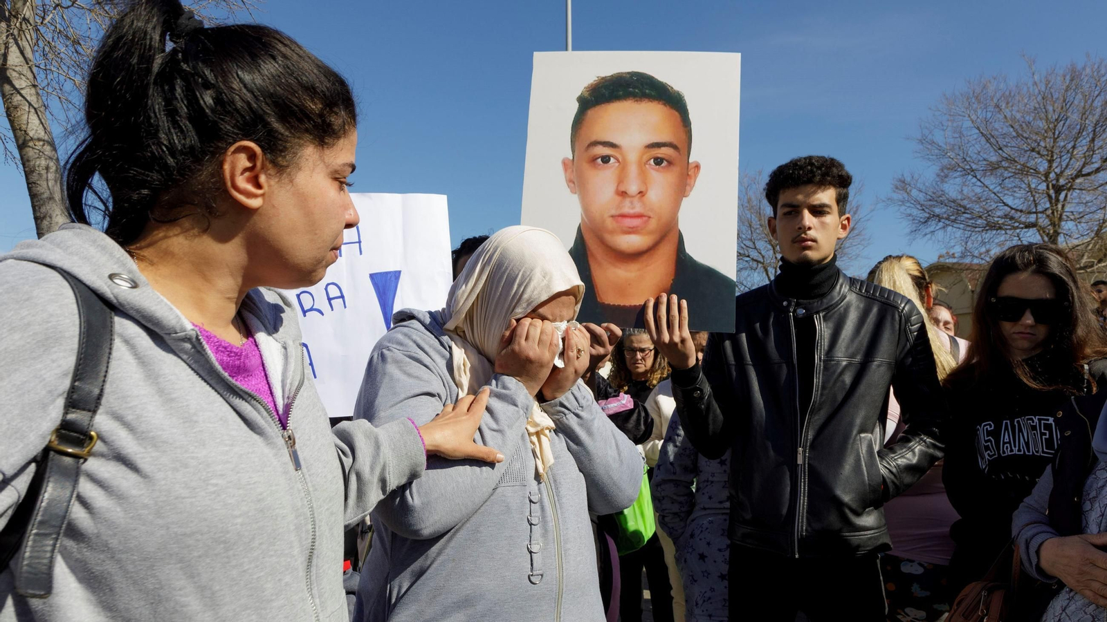 La madre de Reda llora junto a una gran foto de su hijo durante una concentración tras el crimen.
