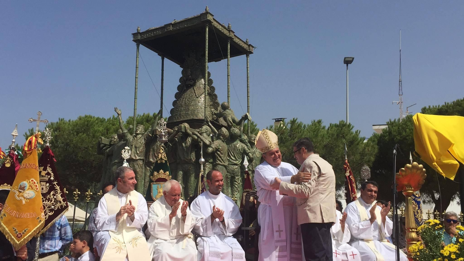 Un momento de la inauguración del monumento por parte del obispo José Mozuelos.