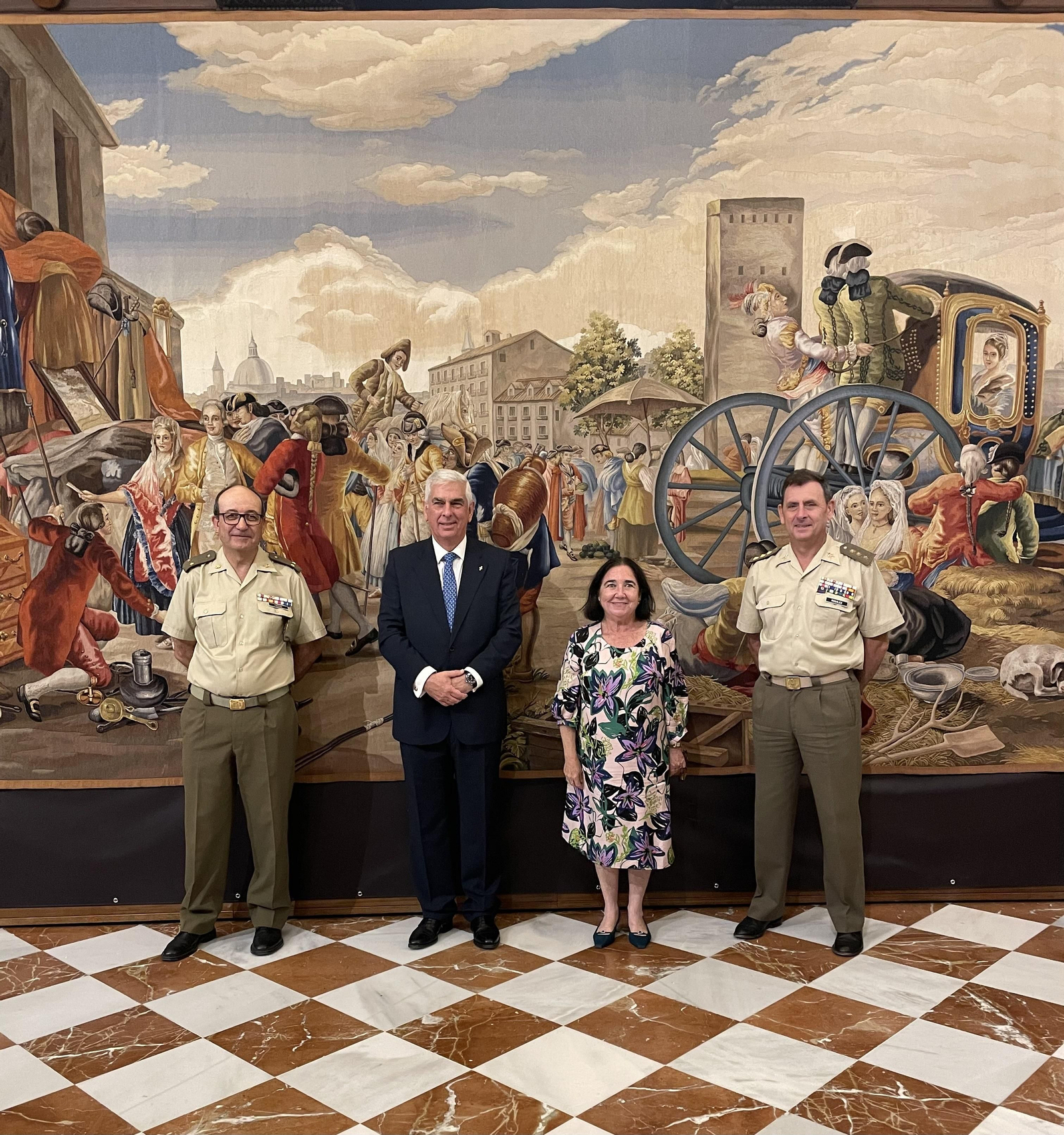 Teniente José Joaquín Parrón Álvarez, del Museo de Intendencia de Ávila, Alejandro Klecker de Elizalde, Director General de la Fundación Real Fábrica de Tapices, Esther Cruces, Directora del Archivo General de Indias, y el coronel Ignacio Rosales de Salamanca, Delegado de Defensa en Andalucía.