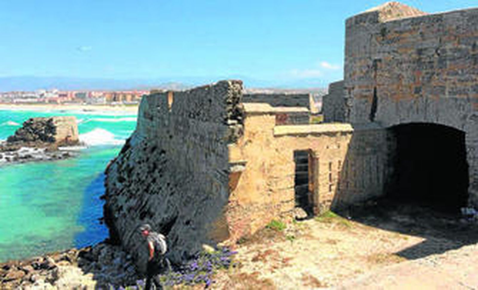 Parte de las fortificaciones que aún se mantienen en pie en la Isla de Tarifa. Al fondo, la playa de Los Lances.