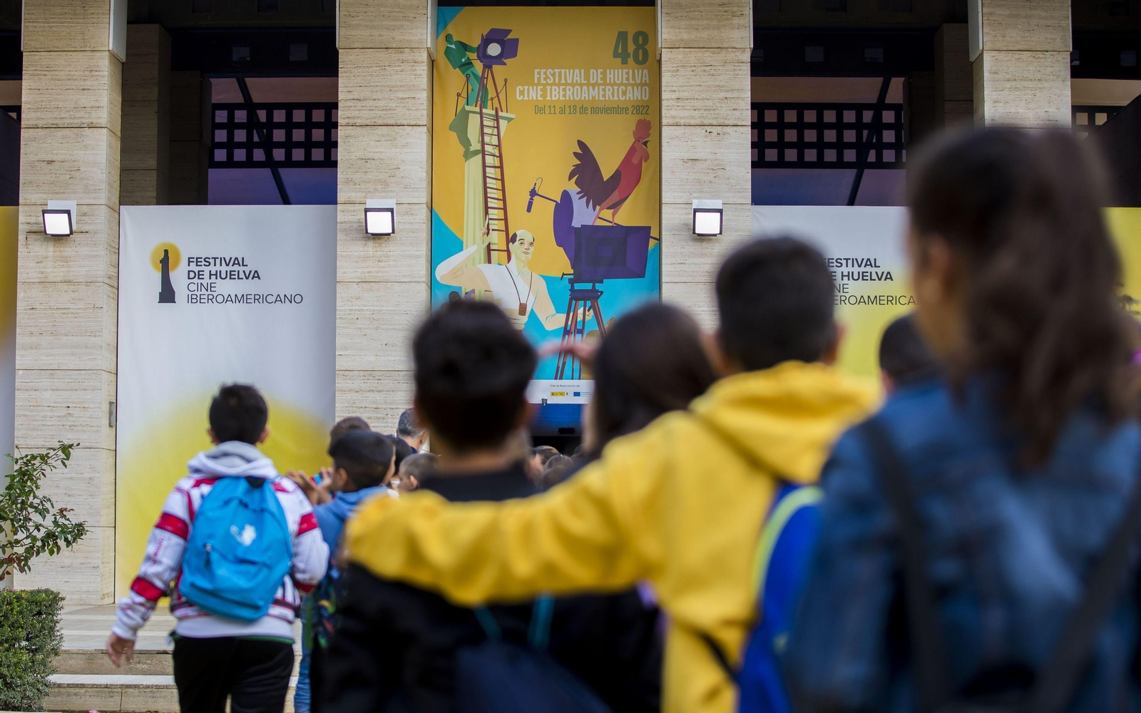 Escolares entran a la Casa Colón en la anterior edición del Festival de Huelva de Cine Iberoamericano