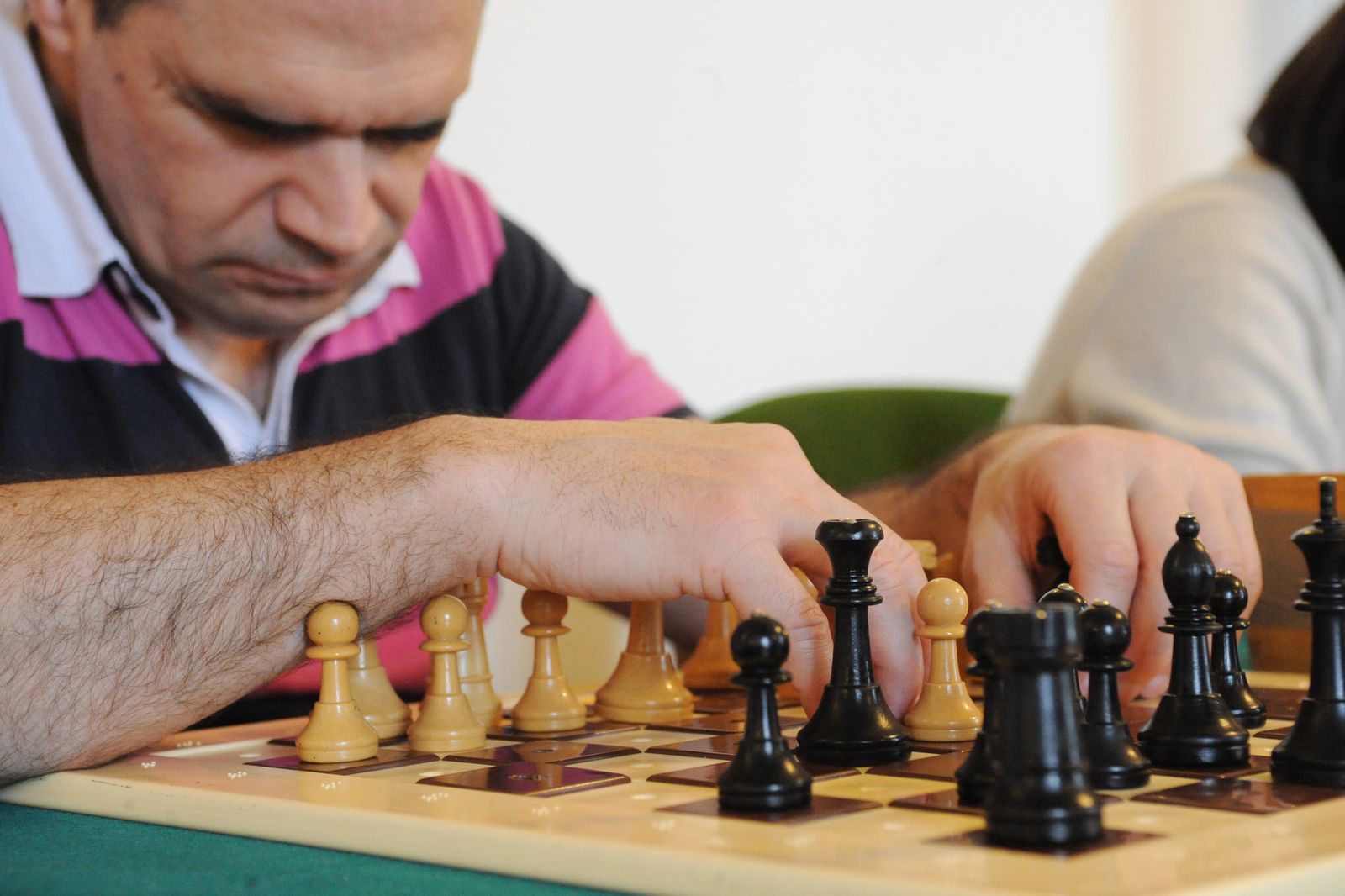 Un jugador ciego, al frente del tablero de ajedrez.
