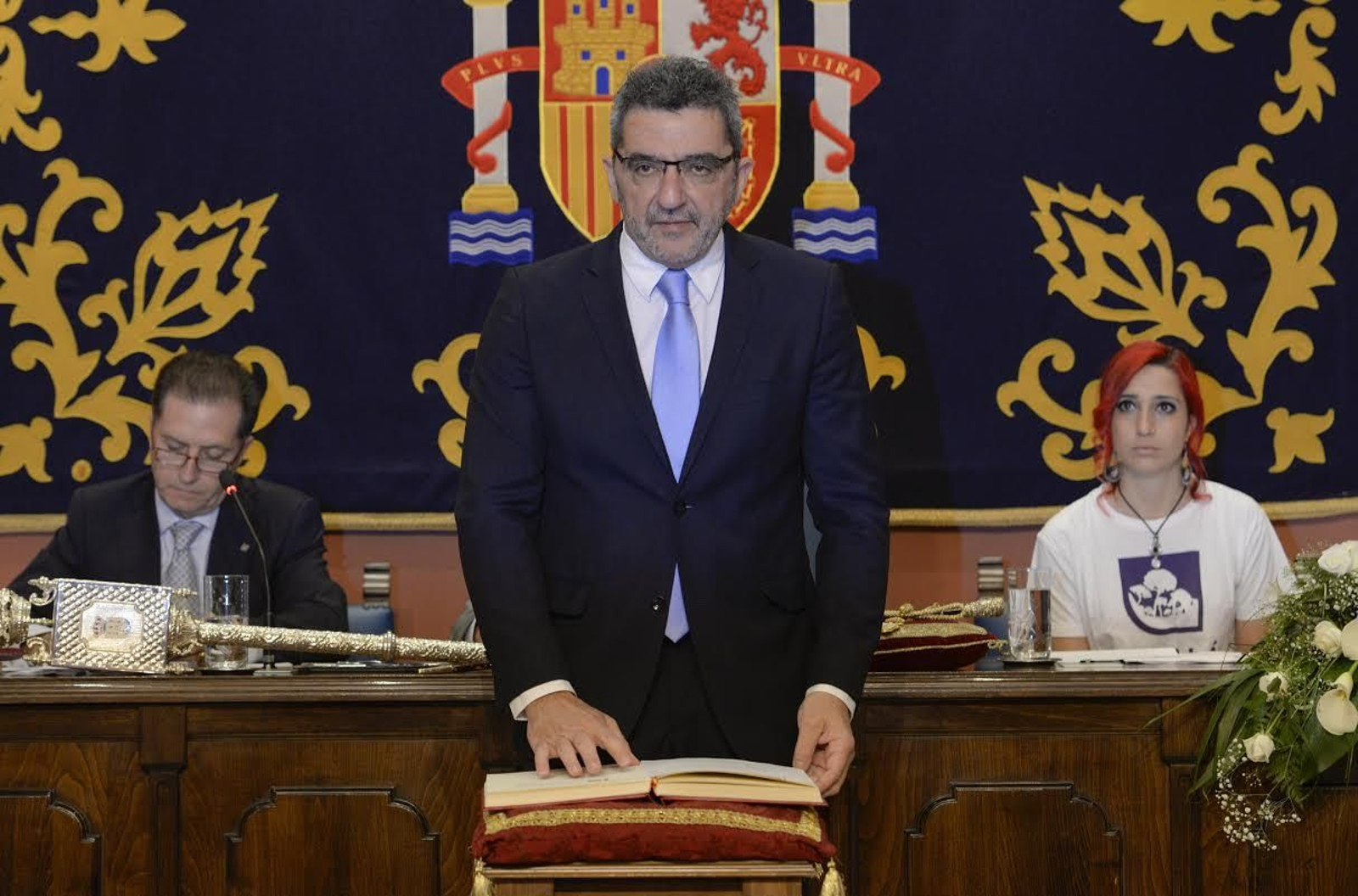 Antonio Gutiérrez Limones jura su cargo como alcalde de Alcalá de Guadaíra en 2015.