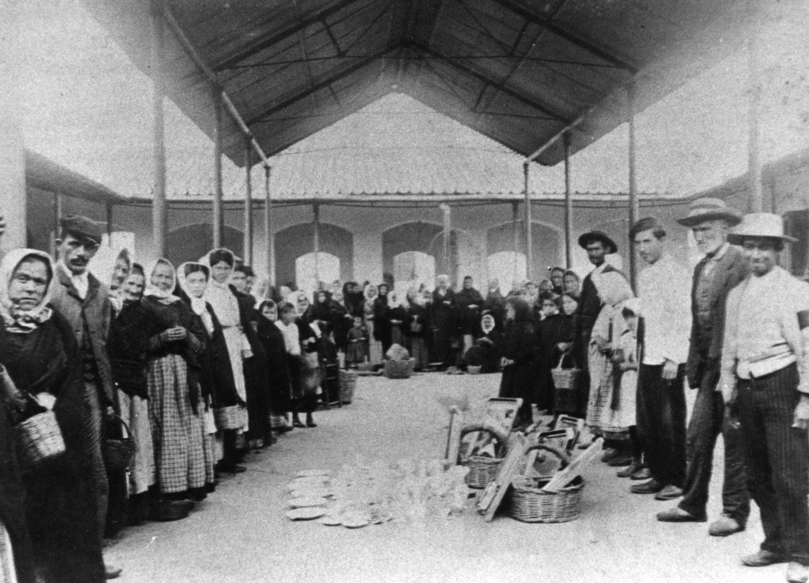 La antigua plaza de abastos inaugurada en Huelva para las fiestas del patrón San Sebastián, en 1866, con sus vendedores.
