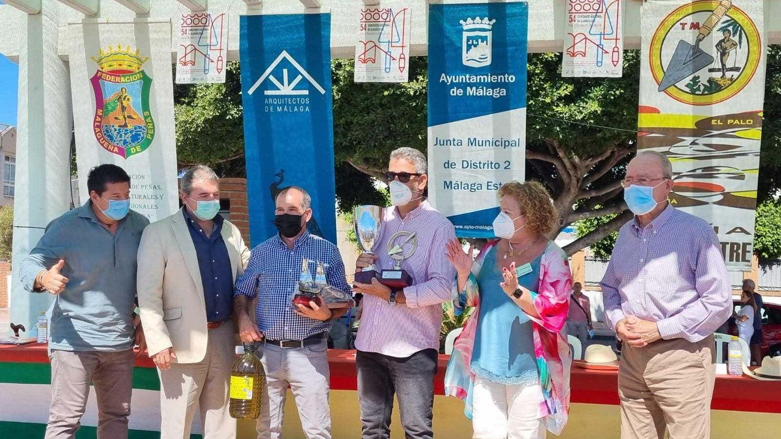 Los ganadores de la edición de este año, con el alcalde y miembros de la peña. Los ganadores de la edición de este año, con el alcalde y miembros de la peña.