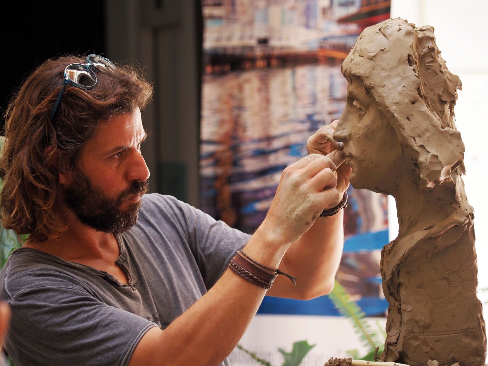 Un momento del modelado en directo del retrato del Marqués de Ayamonte por Martín Lagares