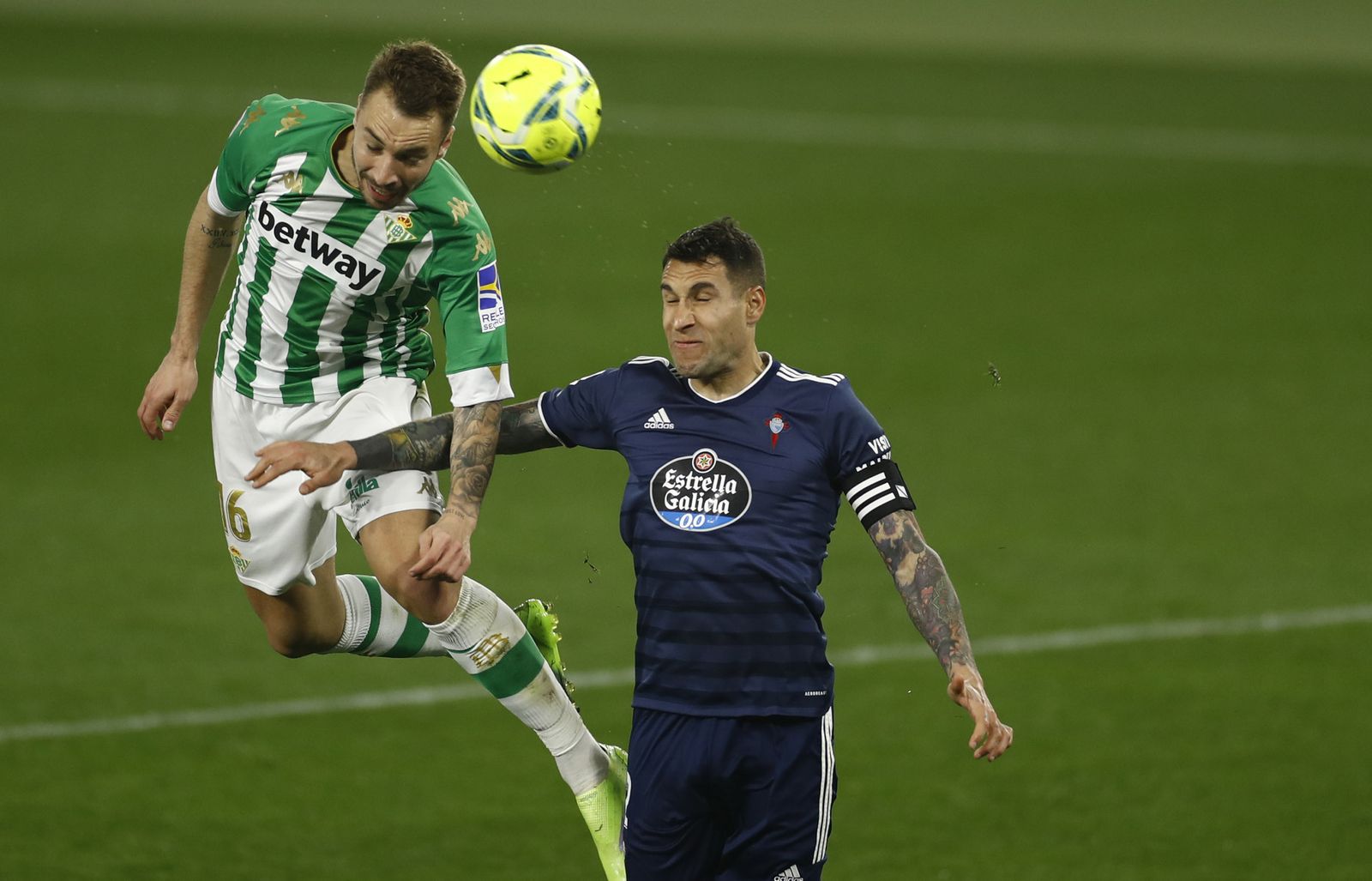 Loren remata de cabeza ante la oposición de Hugo Mallo en el último Betis-Celta.