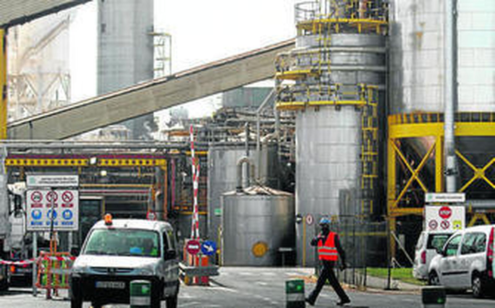 Operarios y técnicos inspeccionaron la zona de los hechos en el interior de la factoría onubense.