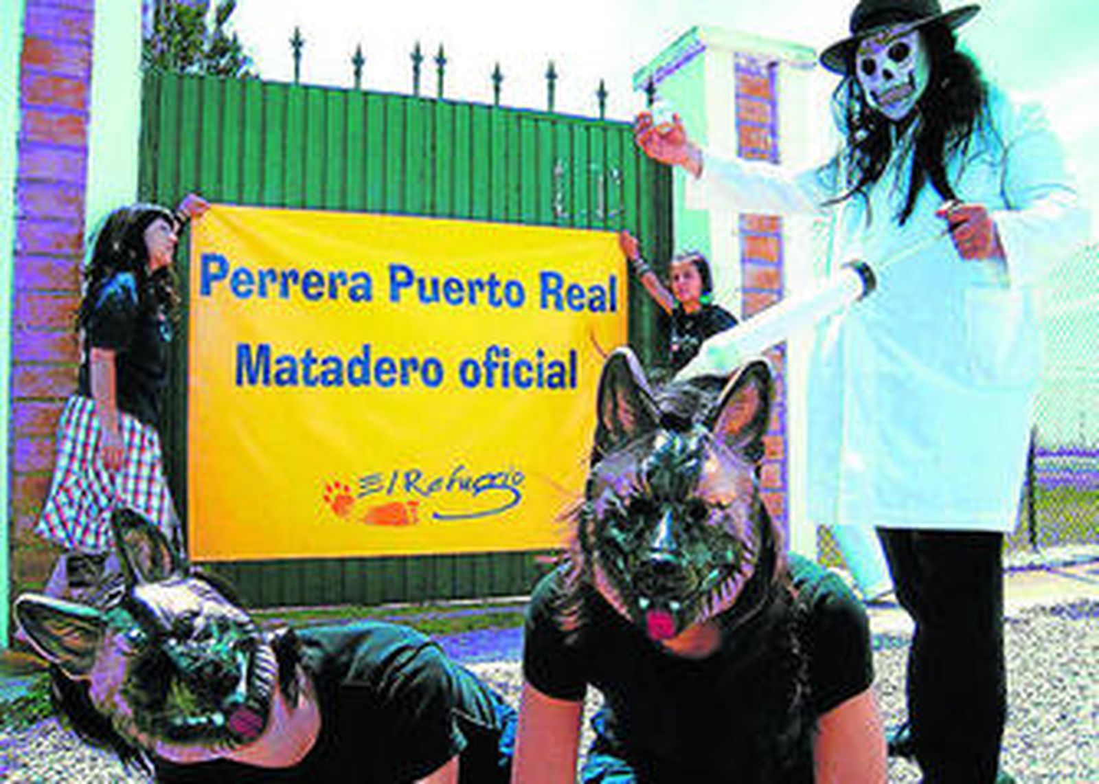 Miembros de la protectora El Refugio se disfrazaron en 2007 en la puerta de la perrera para denunciar los hechos.