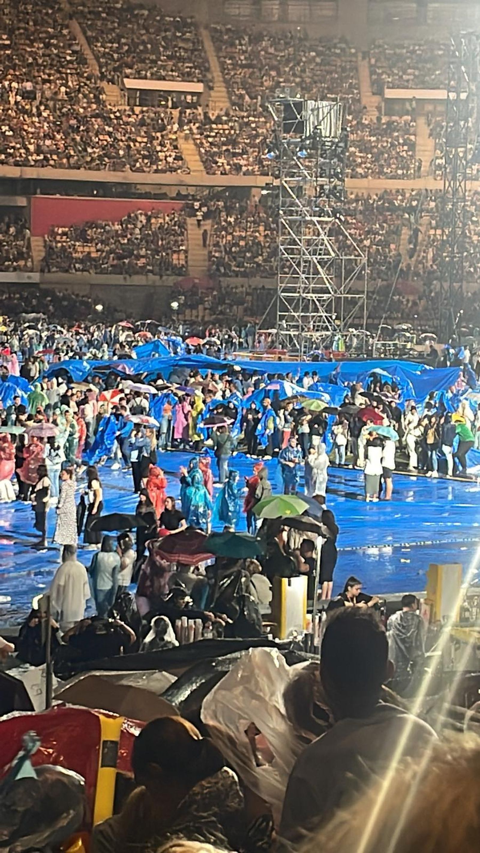 Los asistentes utilizaron las zonas que cubren el césped como refugio improvisado.