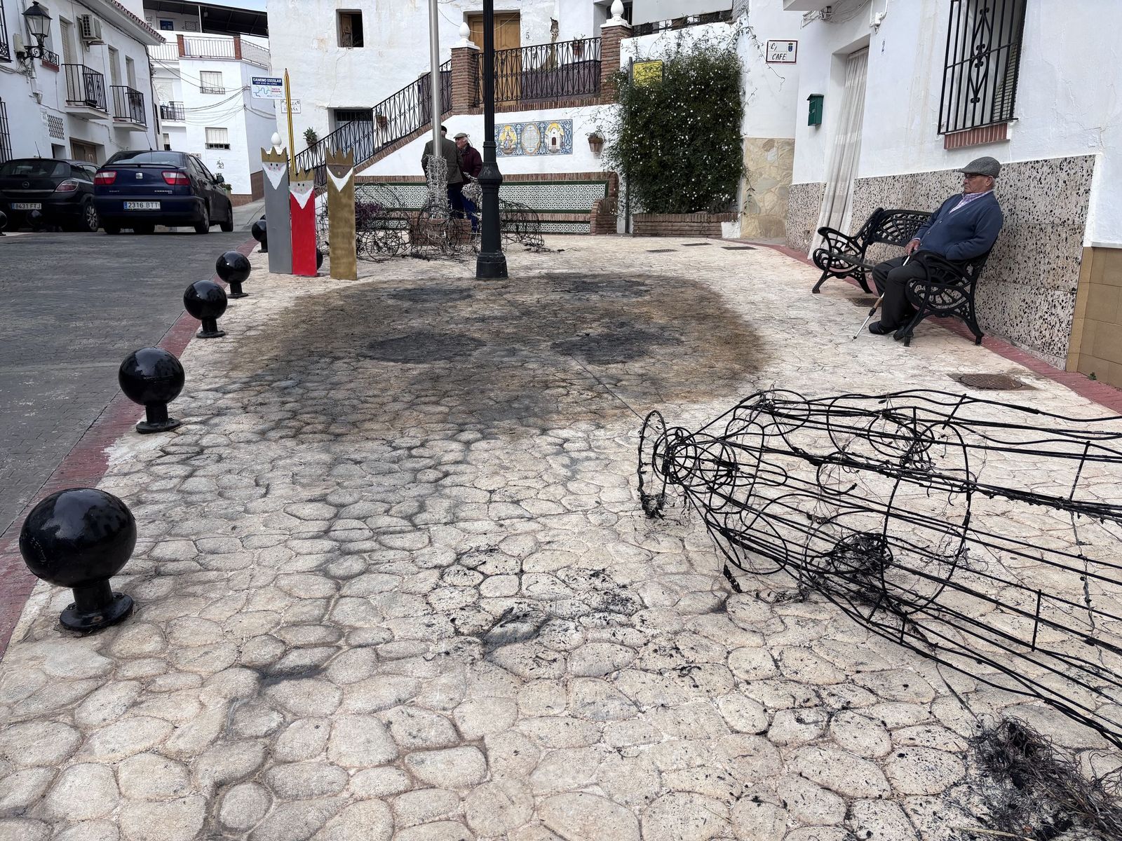 Restos del belén quemado en Algarrobo.