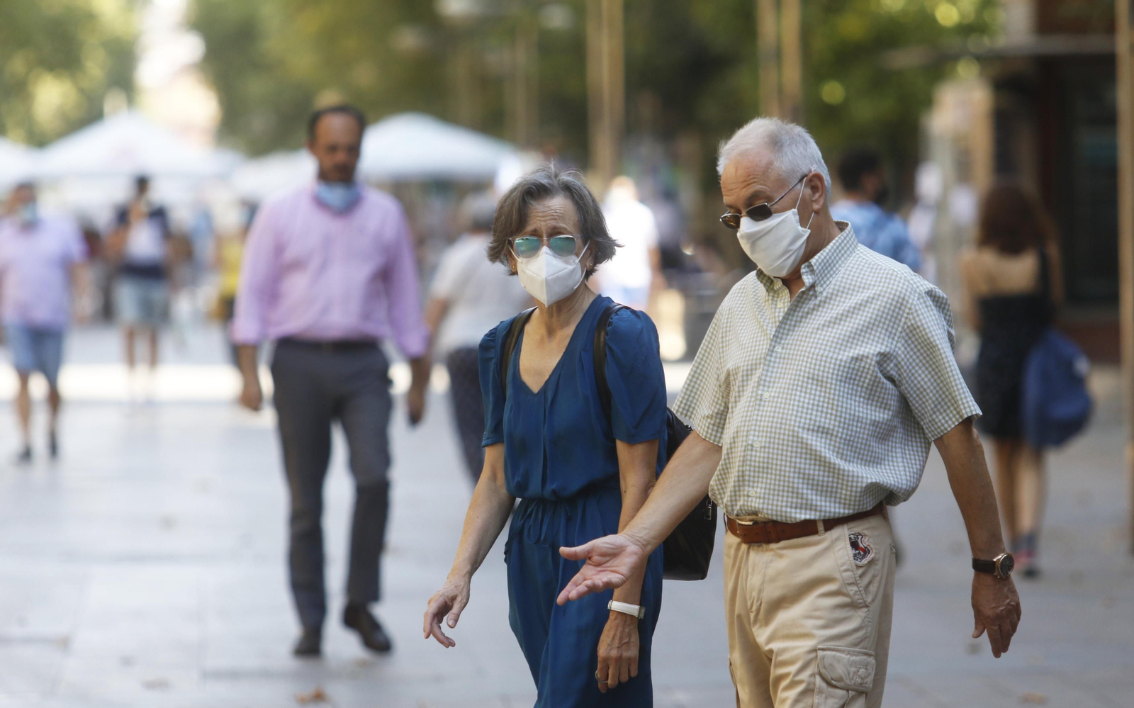 Dos personas caminan con mascarilla por el centro de Córdoba.