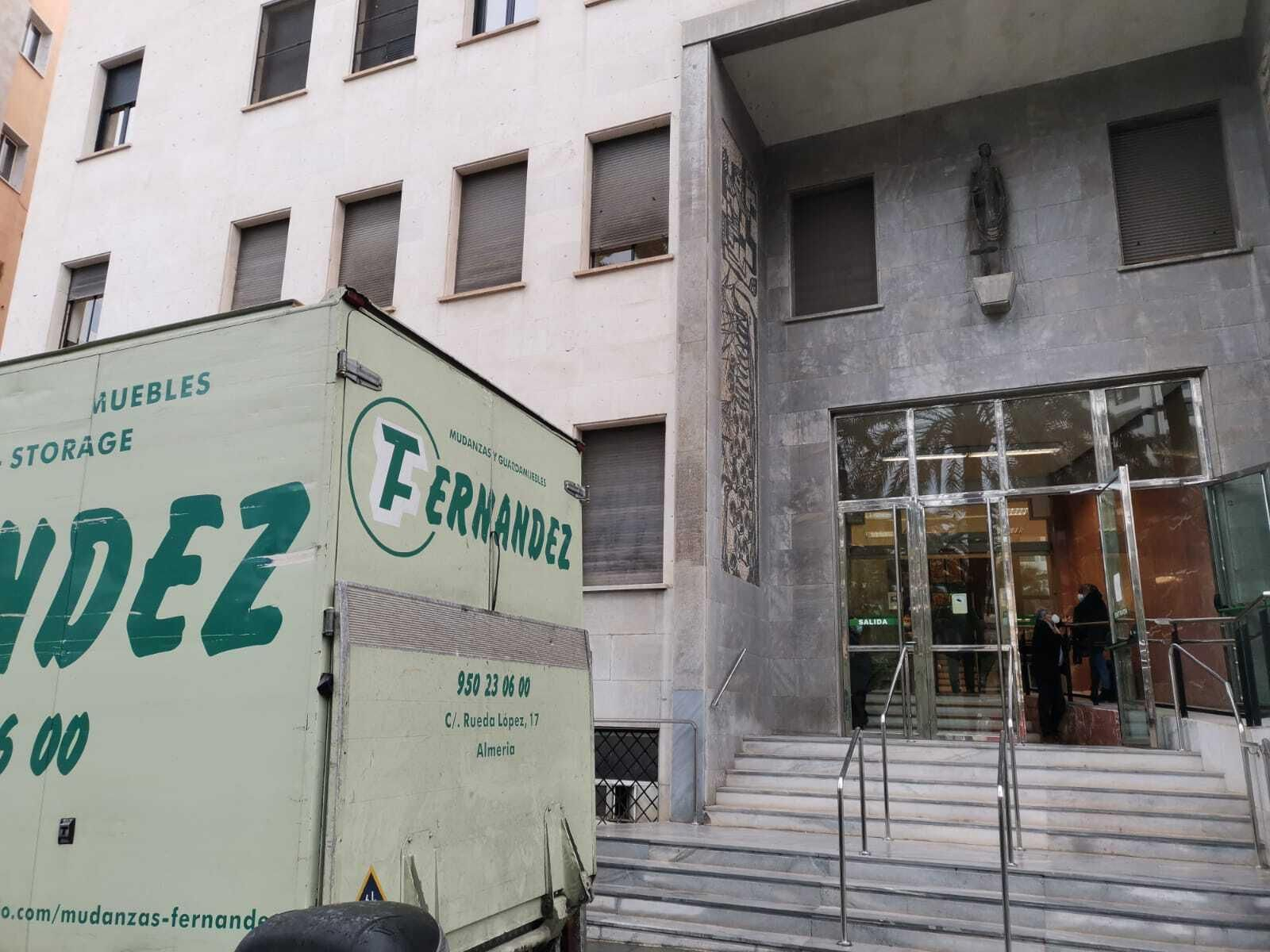 Un camión de mudanzas traslada los últimos enseres necesarios desde la Audiencia Provincial a Aguadulce.