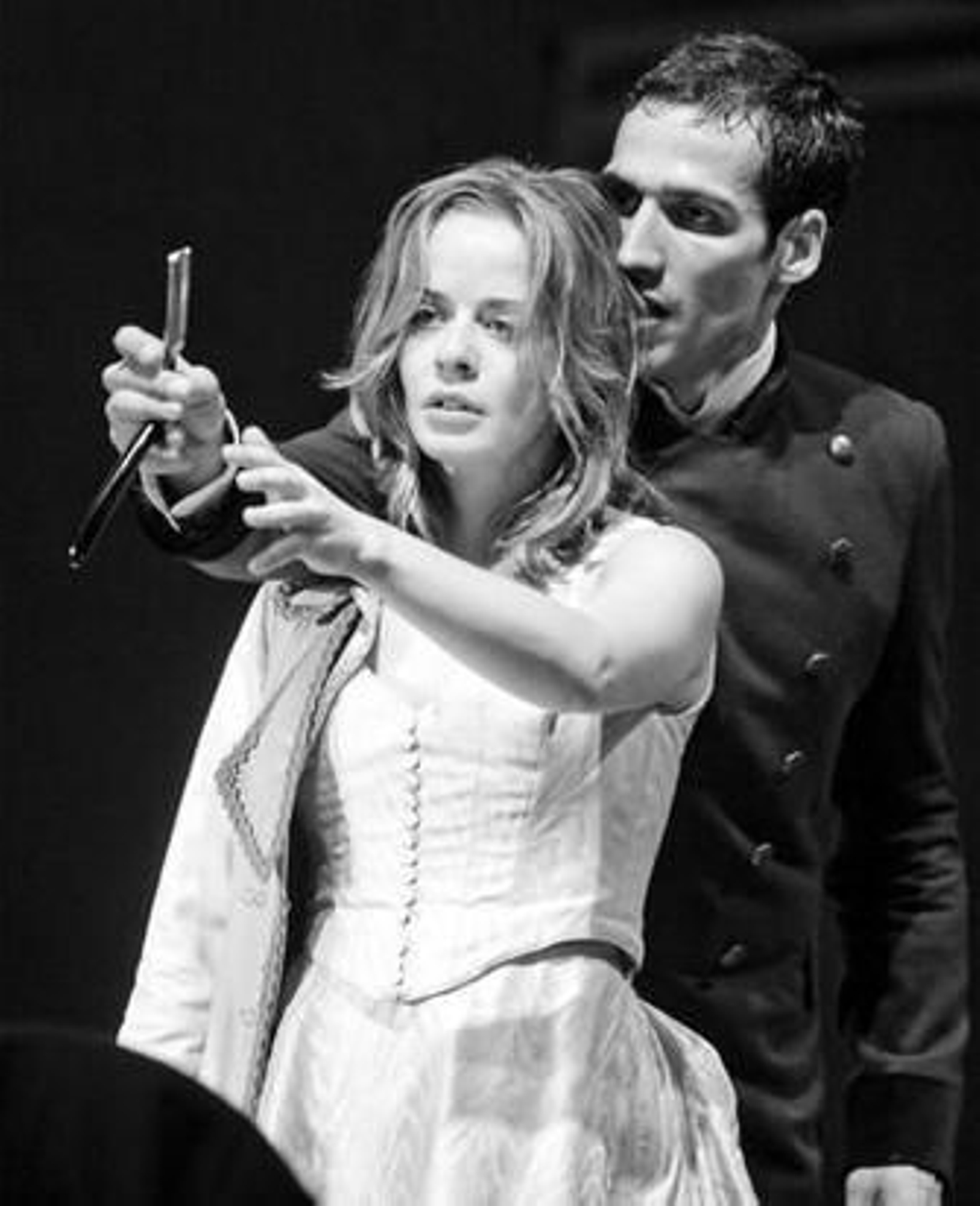 María Adánez y Raúl Prieto en una escena de la obra.