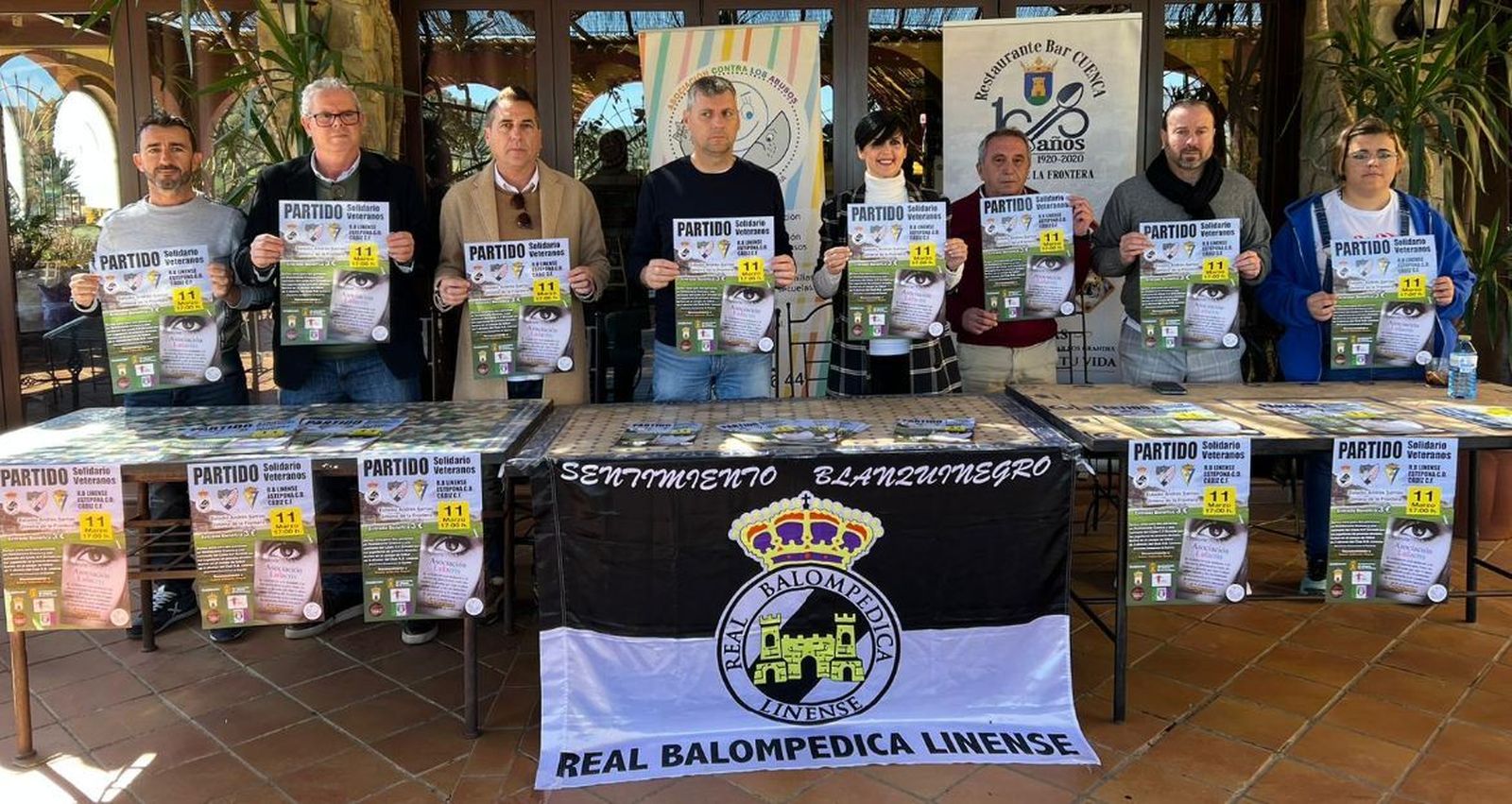 Los participantes en la presentación, con el cartel entre las manos