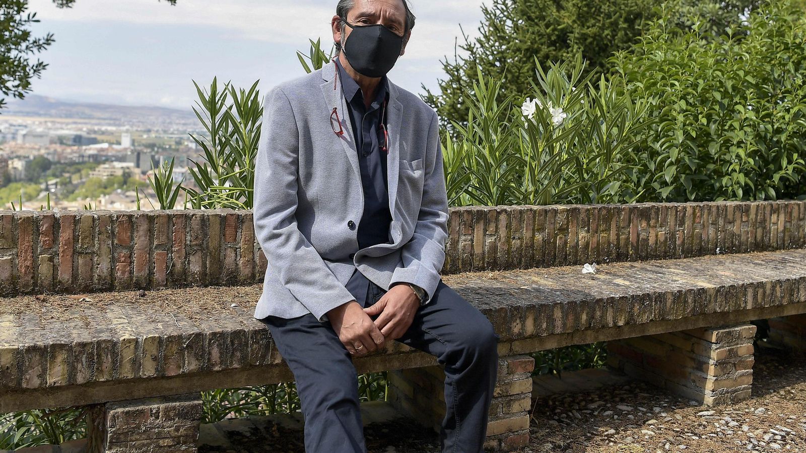 El musico posa con la mascarilla puesta.