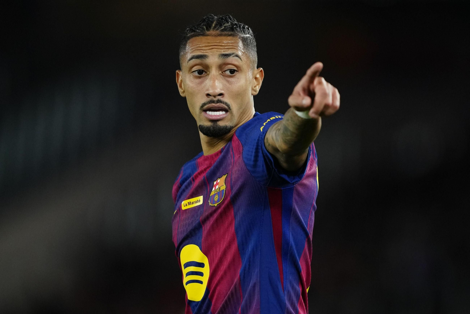 Raphinha festeja uno de sus goles ante Osasuna.