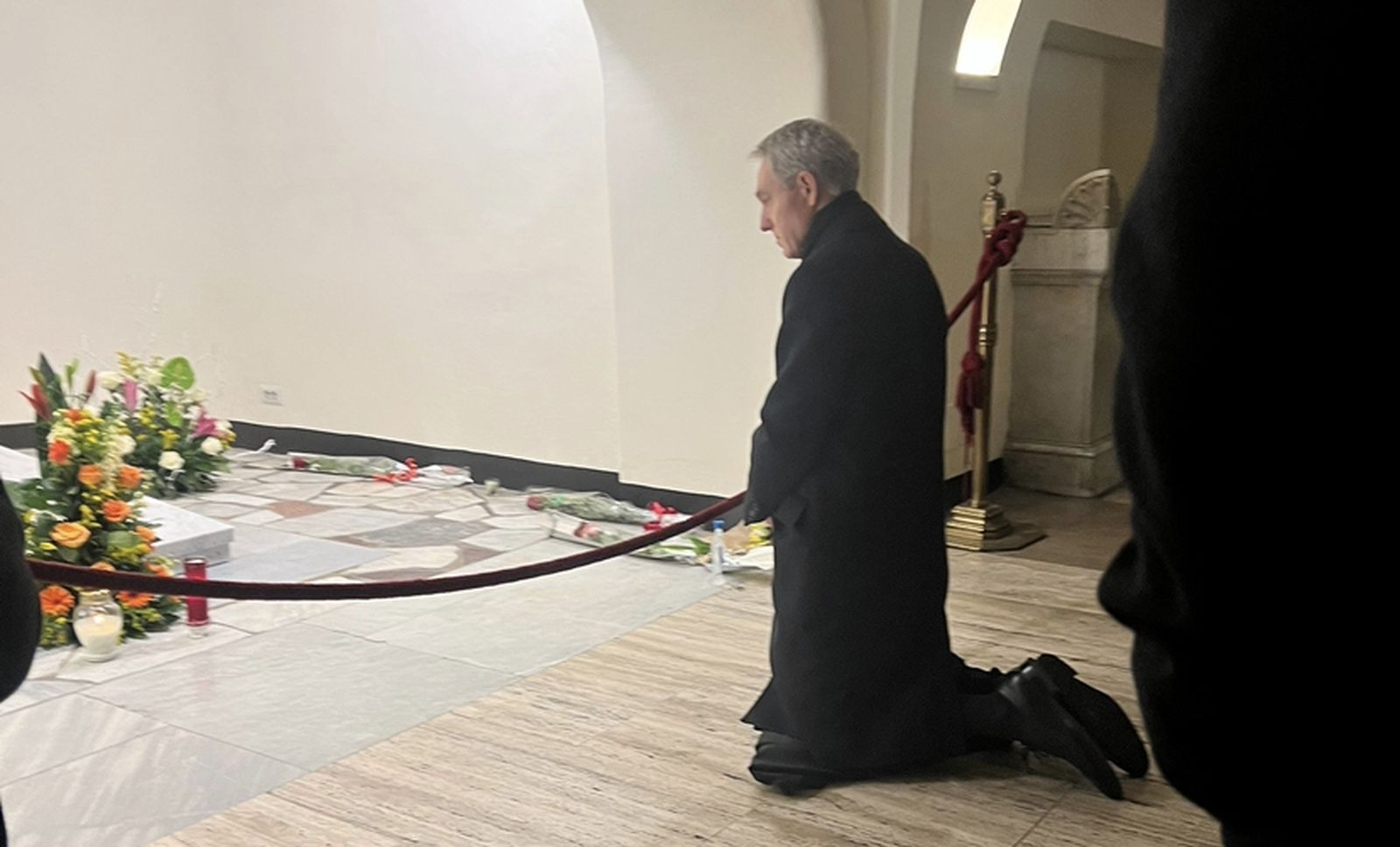 El secretario del papa Benedicto XVI, el arzobispo George Gänswein, reza en la tarde de este lunes ante la tumba de Ratzinger