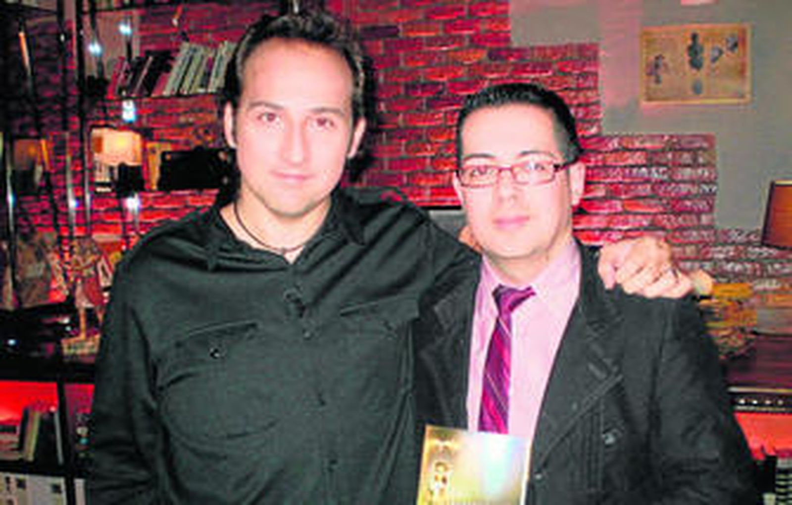 Iker Jiménez junto al autor almeriense, Alberto Cerezuela.